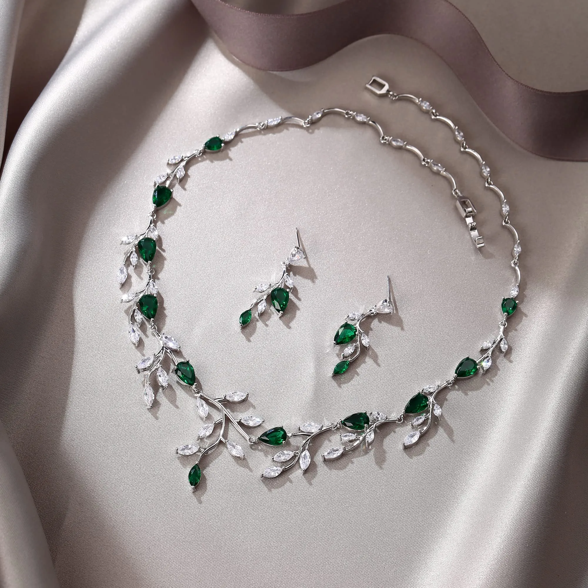EVER FAITH Goccia Sposa Set Gioielli Verde CZ Pera Maggio Birthstone Foglia Collana e Orecchini - immagine 3