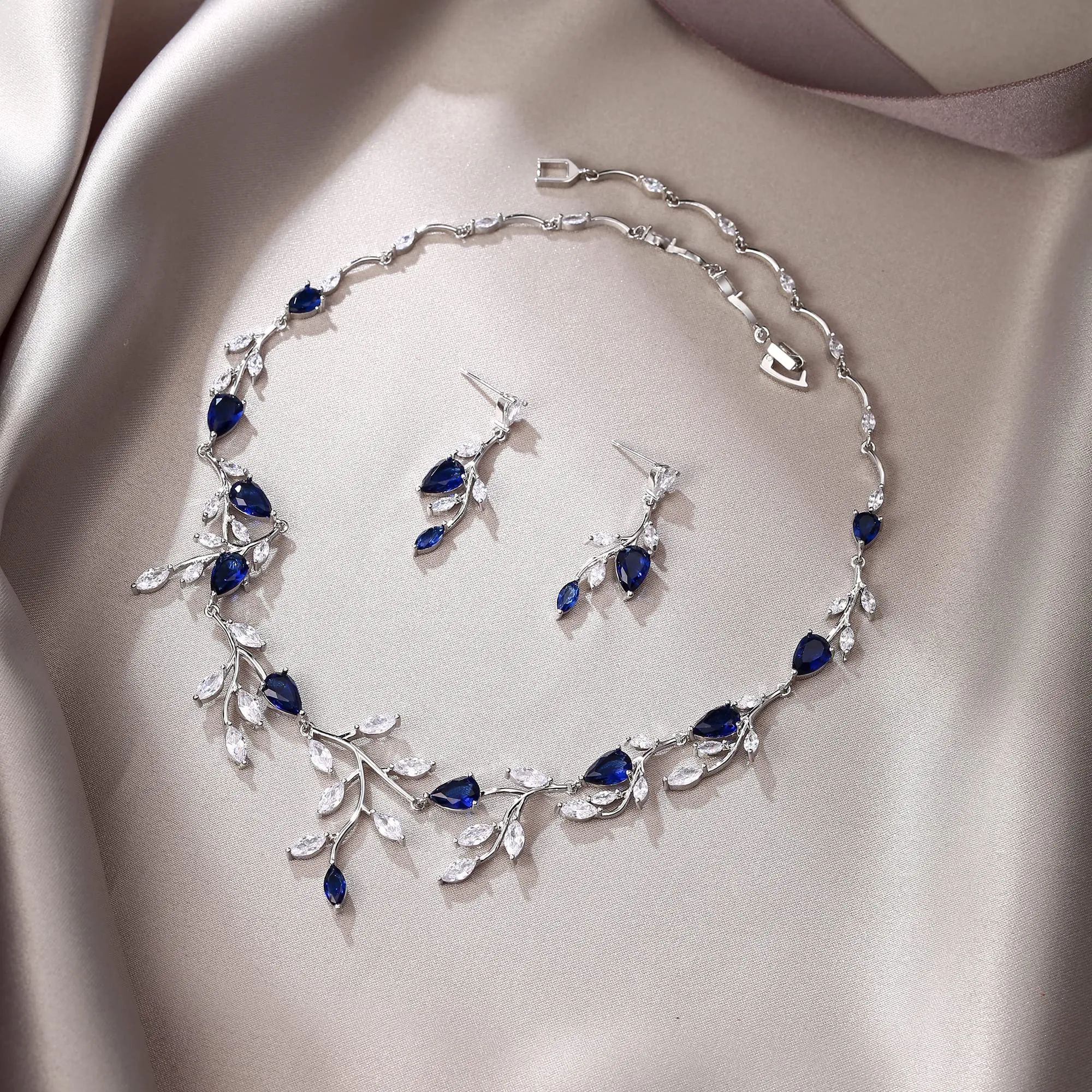 EVER FAITH Set di Gioielli Goccia con Zirconi Cubici Blu, Collana e Orecchini per Sposa - immagine 4