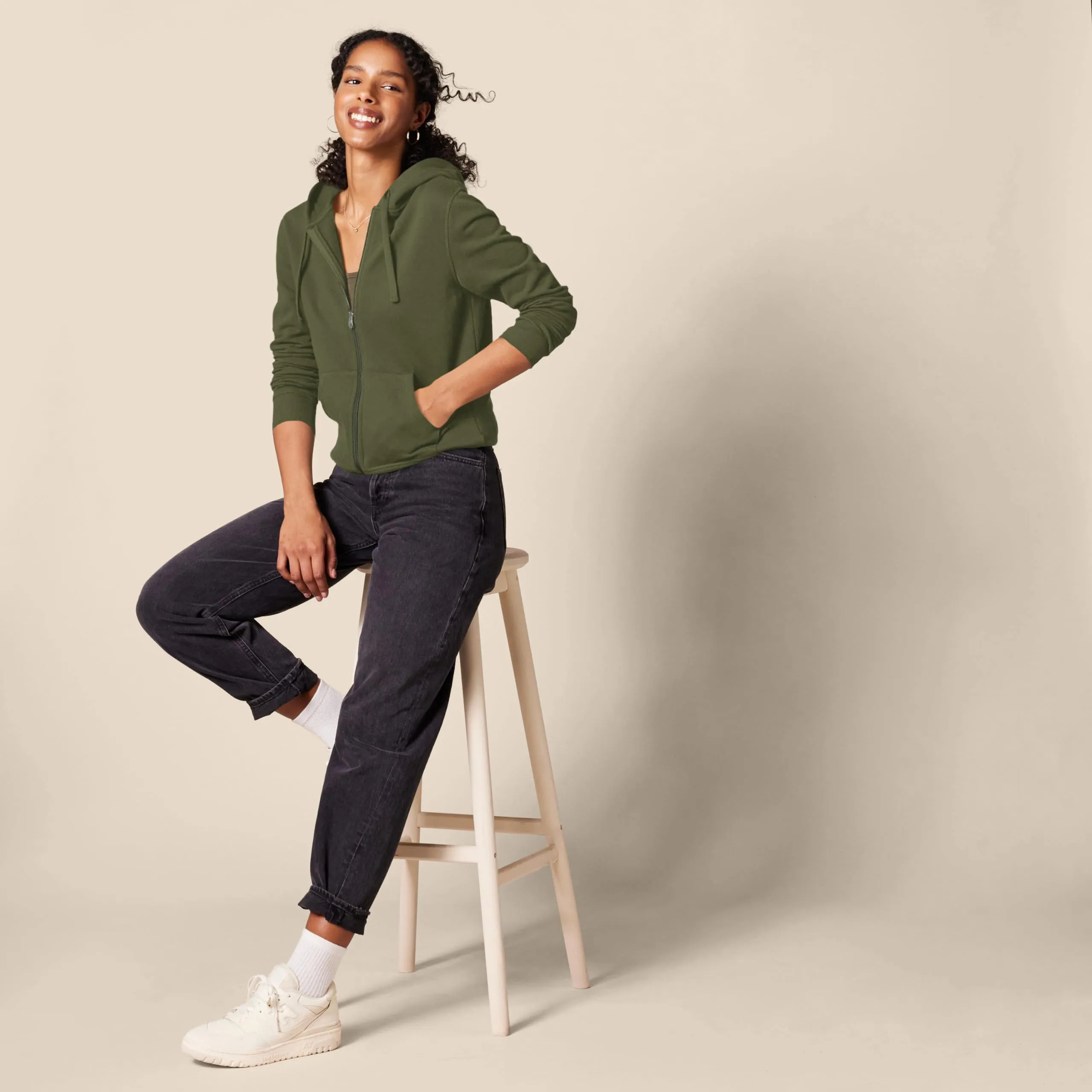 Amazon Essentials Felpa con Cappuccio e Zip Intera da Donna, Verde Oliva Scuro, L - immagine 5