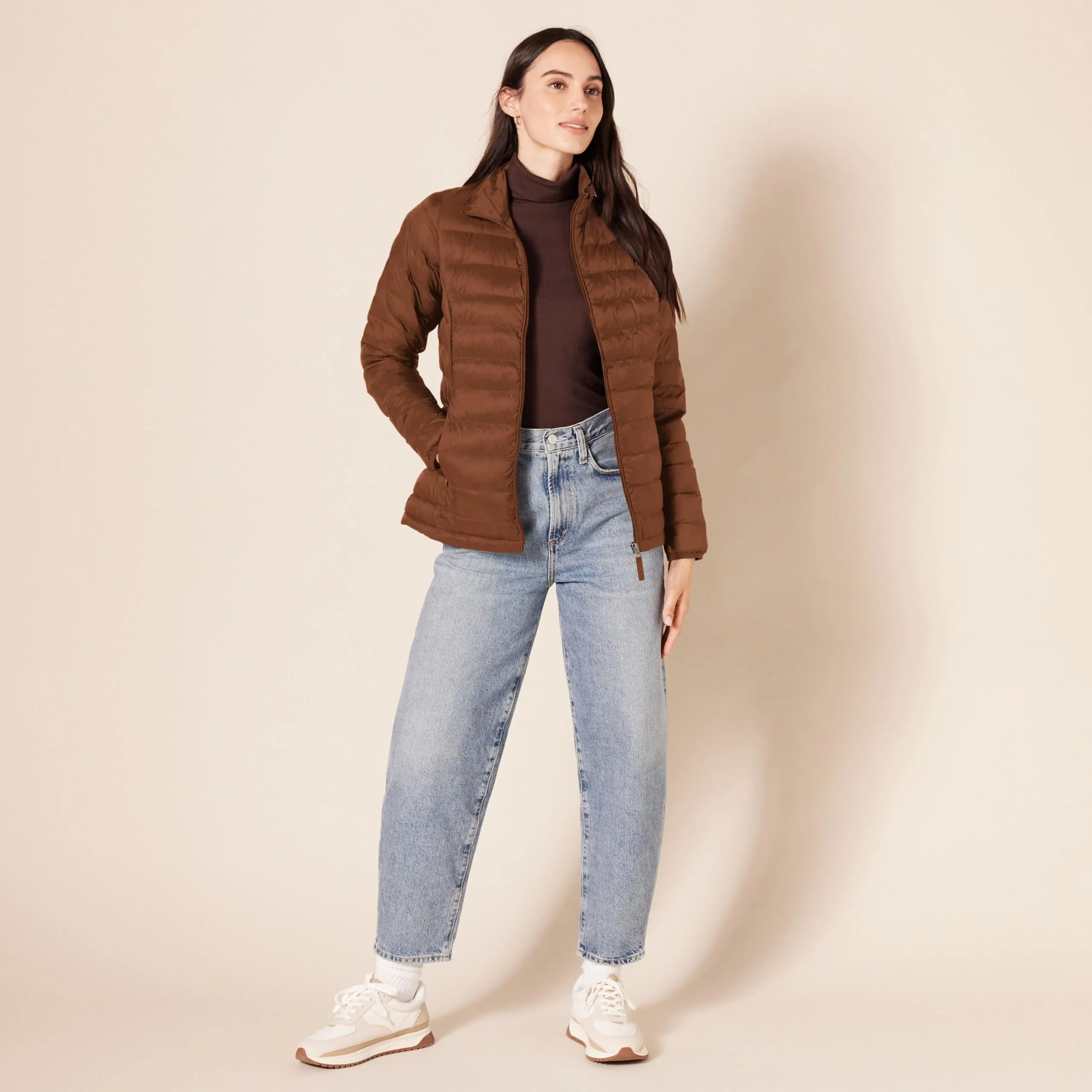 Amazon Essentials Piumino Leggero Resistente all'Acqua Ripiegabile Donna, Marrone Toffee Scuro, XS - immagine 4