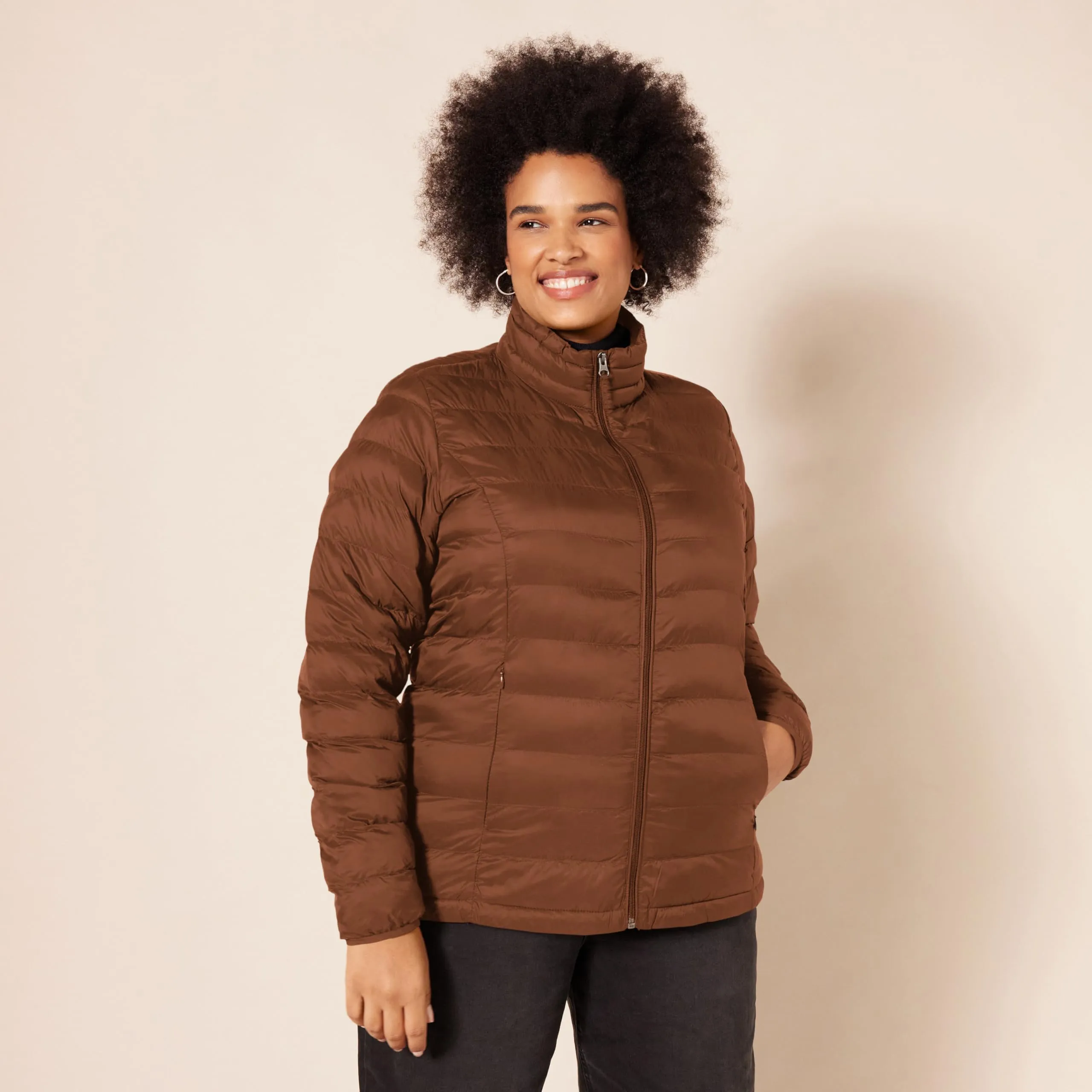 Amazon Essentials Piumino Leggero Resistente all'Acqua Ripiegabile Donna, Marrone Toffee Scuro, XS - immagine 5