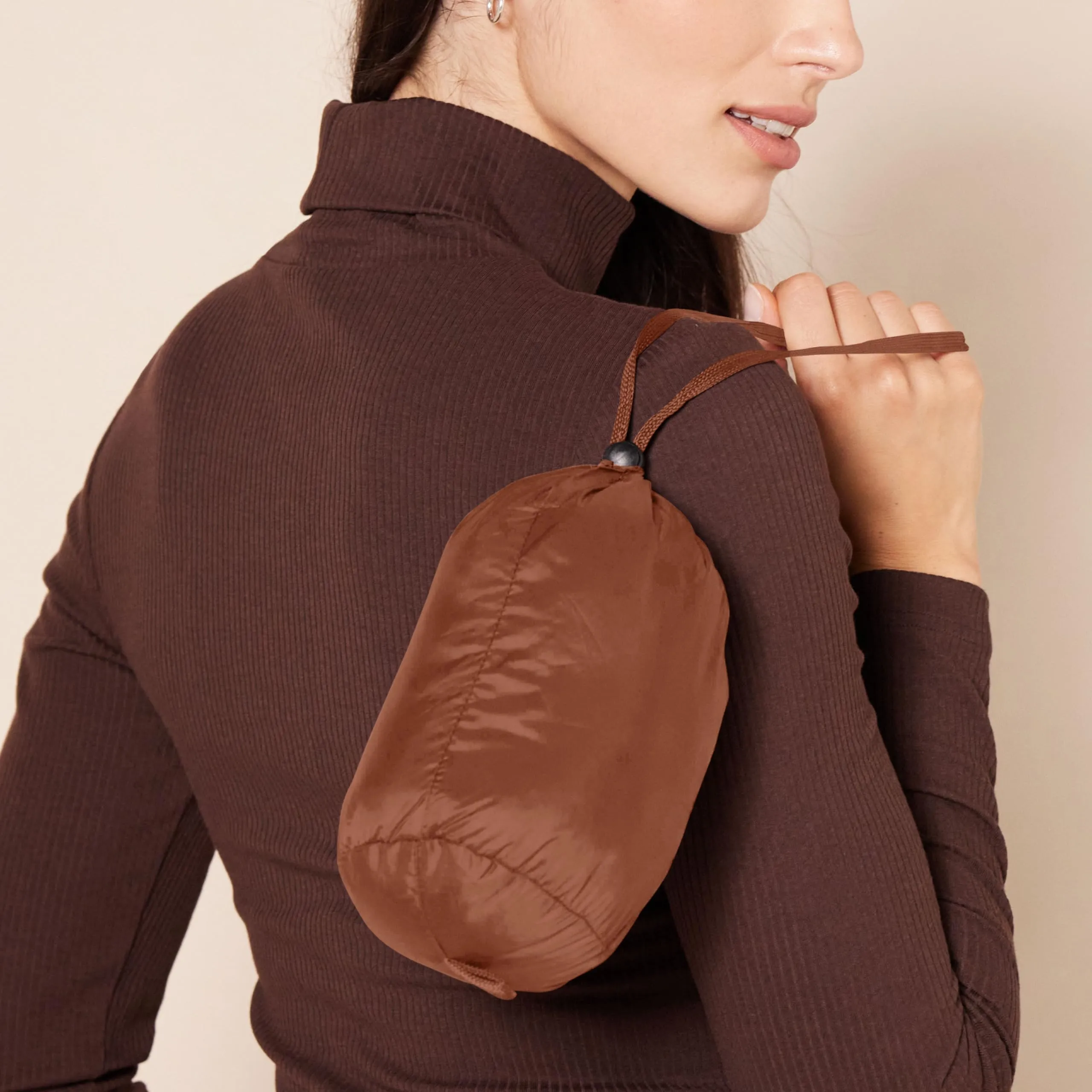 Amazon Essentials Piumino Leggero Resistente all'Acqua Ripiegabile Donna, Marrone Toffee Scuro, XL - immagine 3