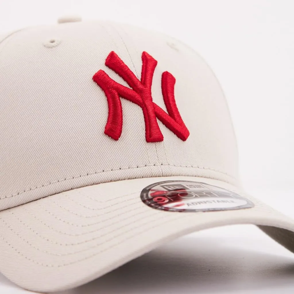 New Era New York Yankees MLB League Essential 9Forty Adjustable Hat - Beige Rosso - immagine 4