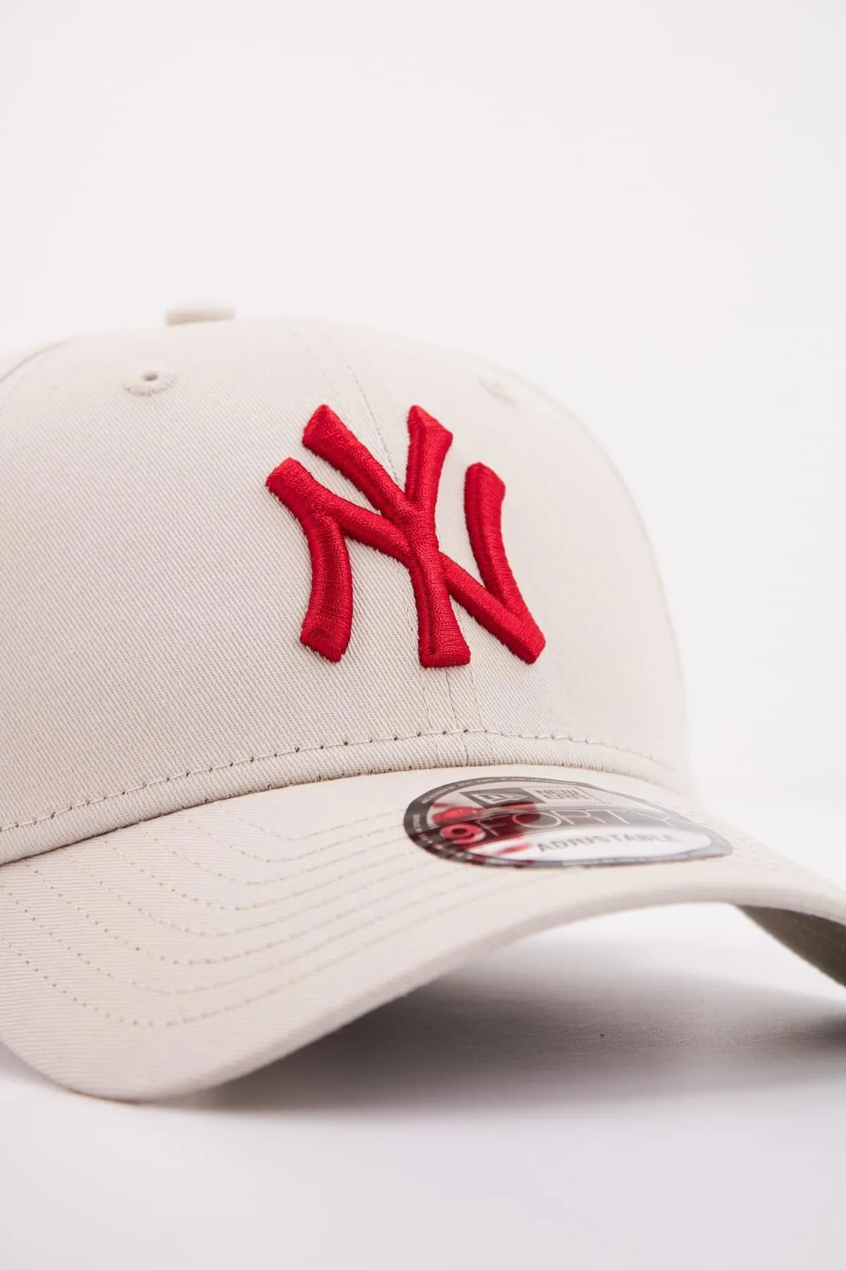 New Era New York Yankees MLB League Essential 9Forty Adjustable Hat - Beige Rosso - immagine 8