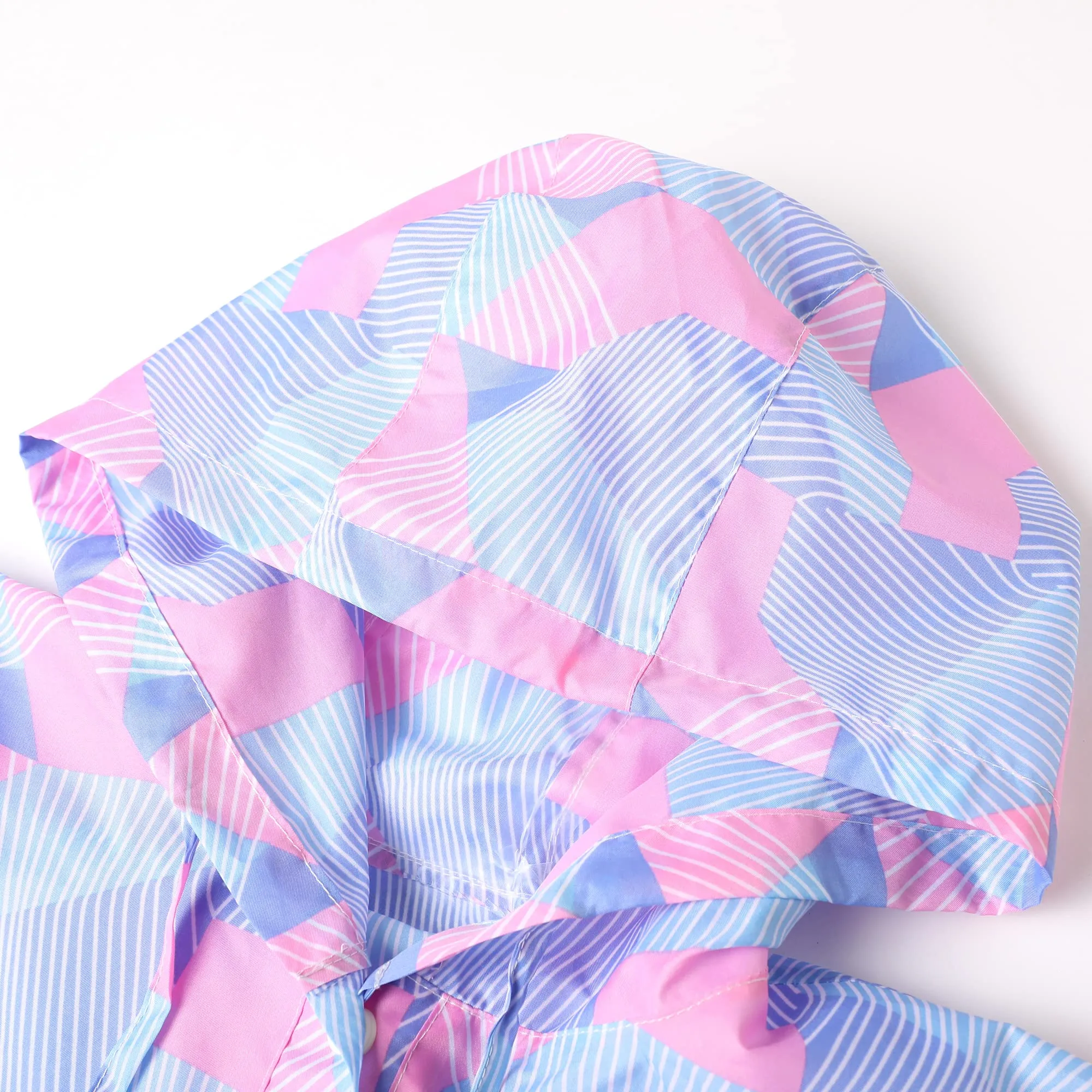 QIKADO Poncho Impermeabile per Bambini con Cappuccio e Custodia Tascabile, Rosa geometrico, XL - immagine 2