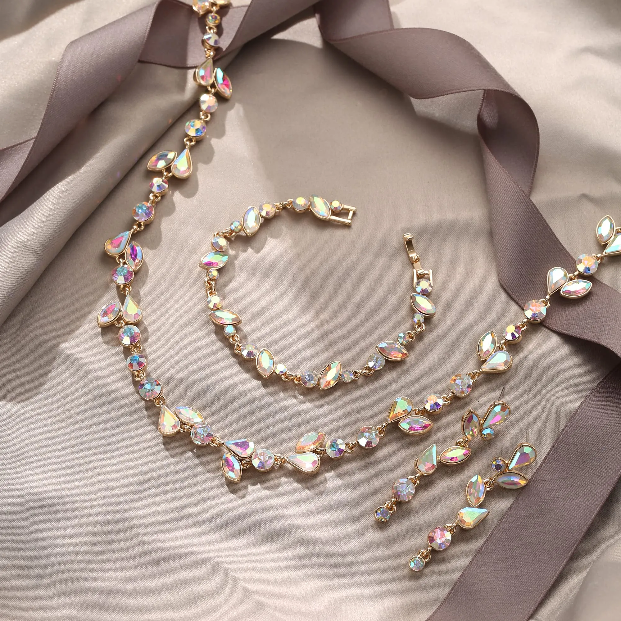 EVER FAITH Set di gioielli da sposa con strass a foglia, collana, orecchini e bracciale, Iridescente AB Oro-fondo - immagine 3