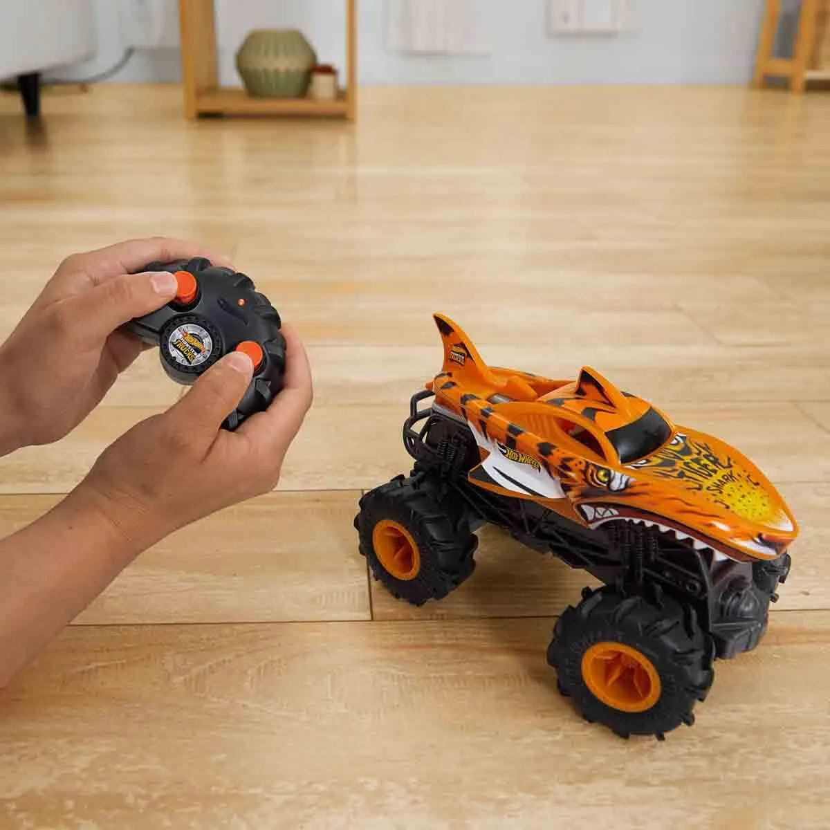 Hot Wheels Monster Trucks HW Tiger Shark RC Veicolo Radiocomandato 1:24 - immagine 4
