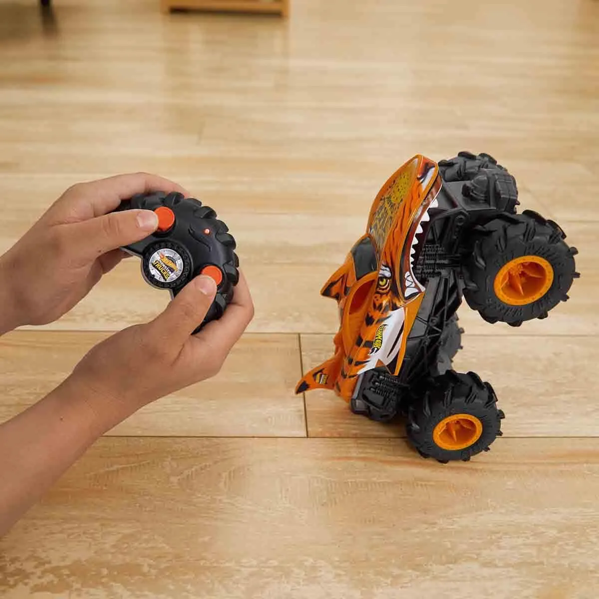 Hot Wheels Monster Trucks HW Tiger Shark RC Veicolo Radiocomandato 1:24 - immagine 5