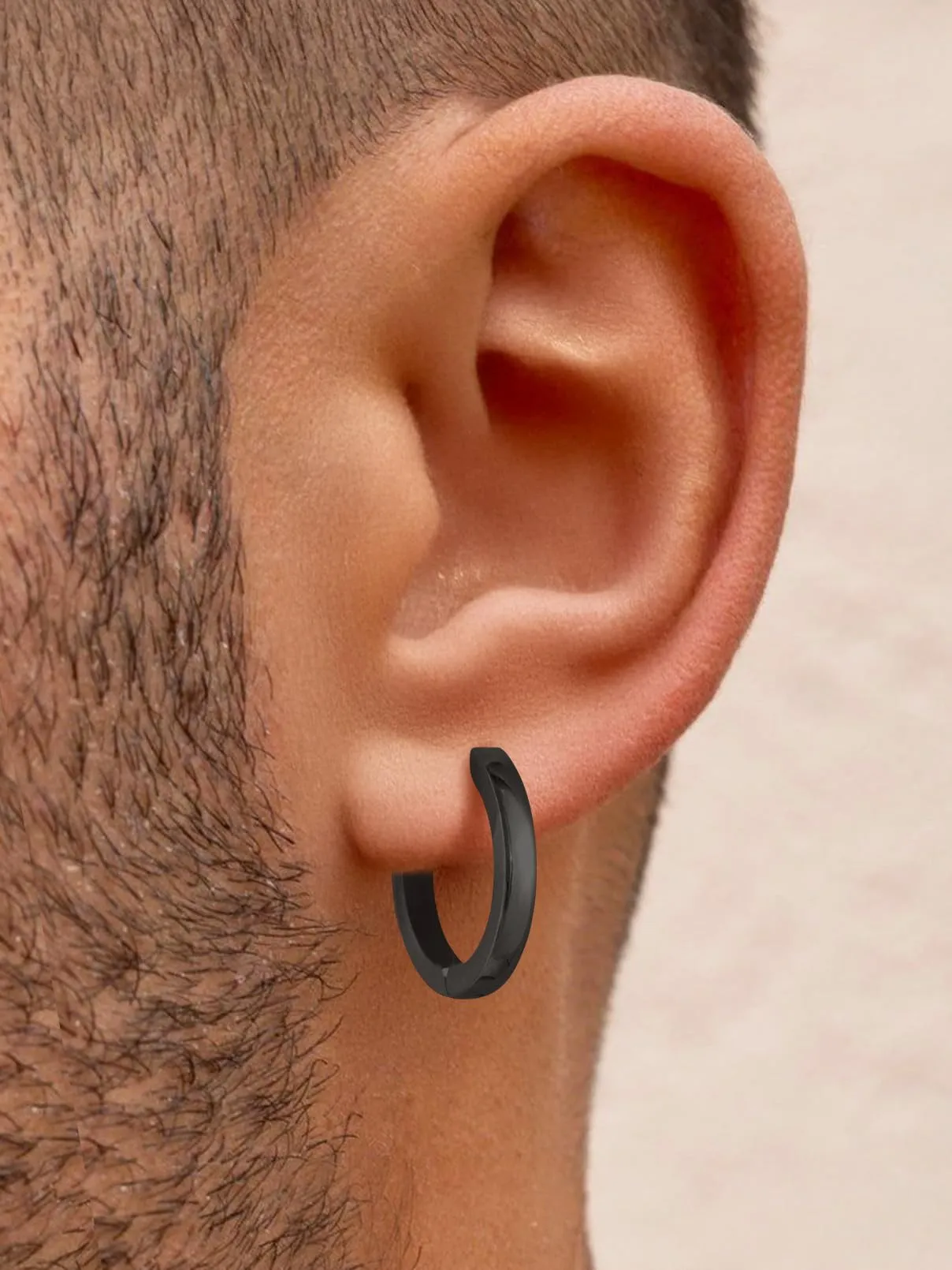 FaithHeart Orecchini Cerchio Angolato Nero 16mm Huggie in Acciaio Chirurgico 316L - immagine 9