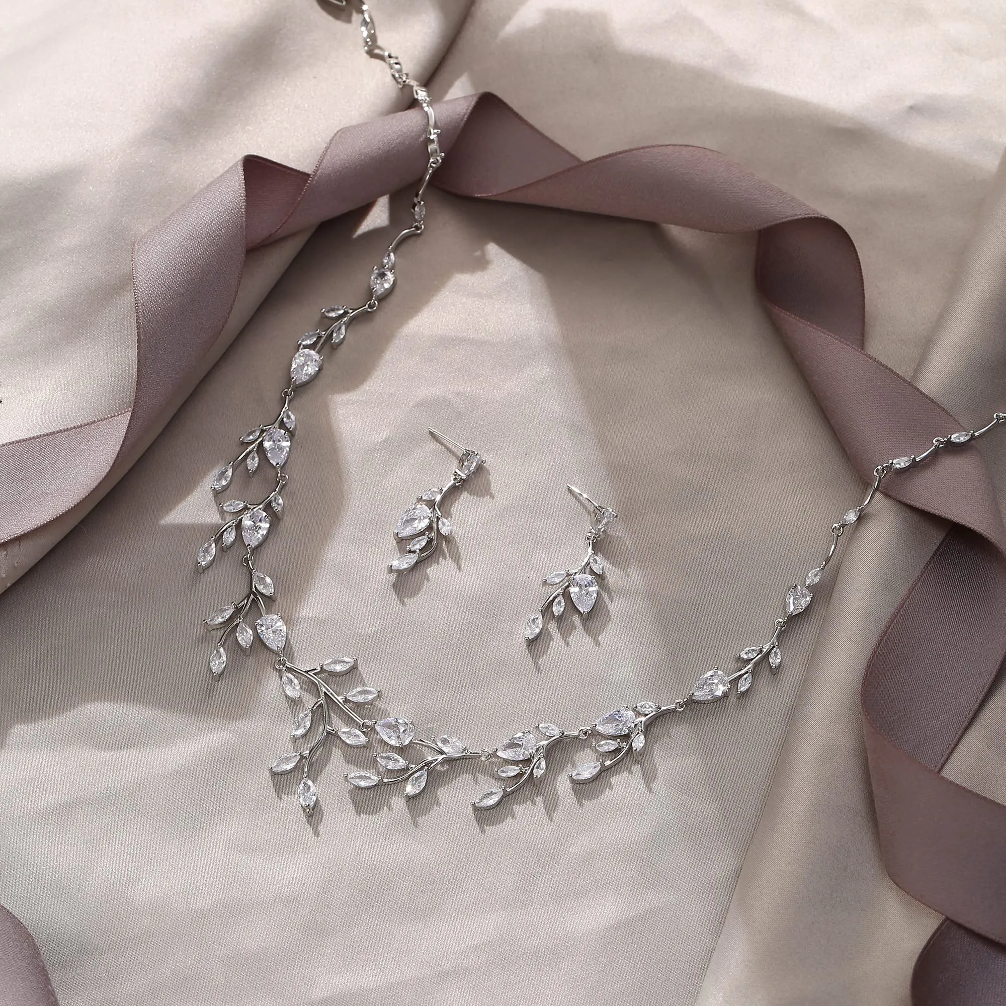 EVER FAITH Set Collana e Orecchini con Zirconia Cubica a Pera e Foglia, Trasparente Argento-Fondo - immagine 4
