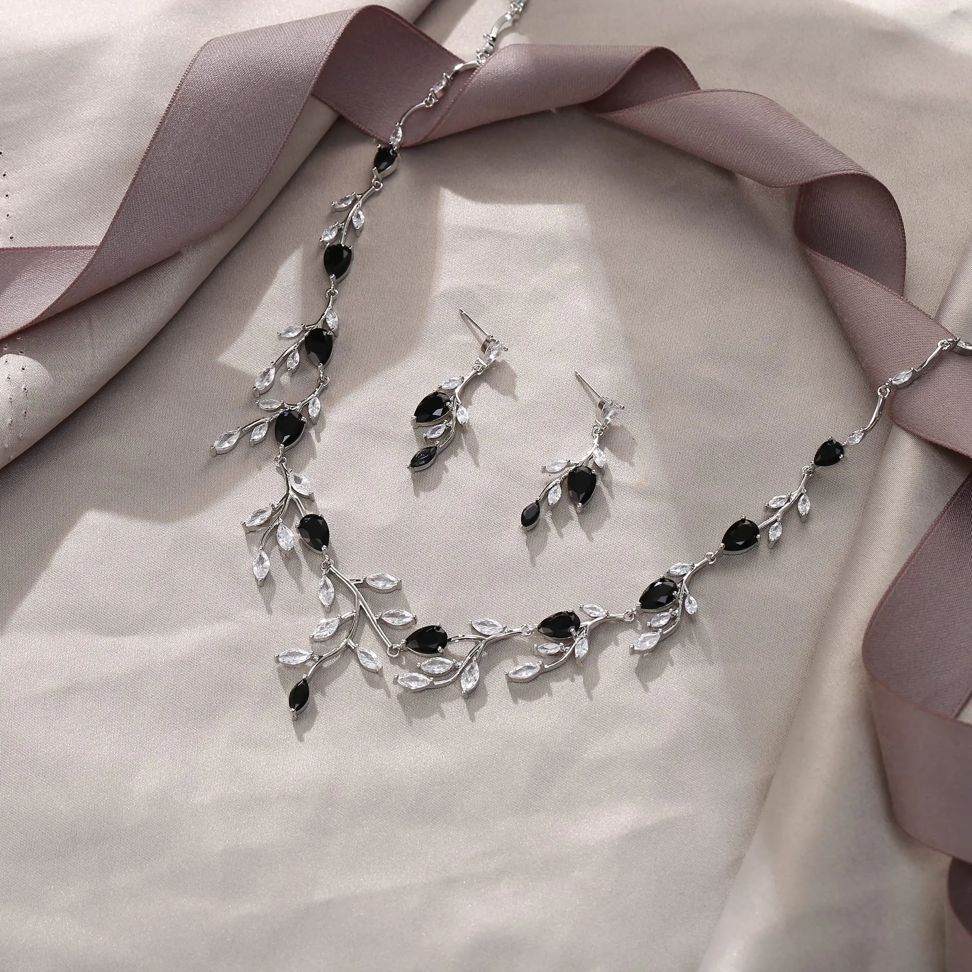 EVER FAITH Set di Gioielli con Zirconia Cubica a Pera e Foglia, Collana e Orecchini, Nero Argento-Fondo - immagine 3