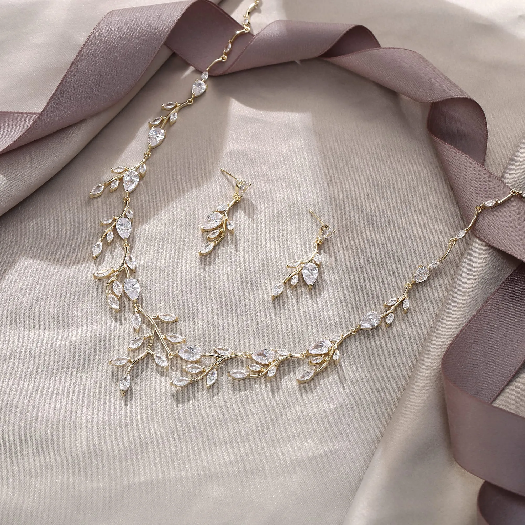 EVER FAITH Set Collana e Orecchini con Zirconia Cubica a Forma di Pera e Foglia, Trasparente Oro-Fondo - immagine 4