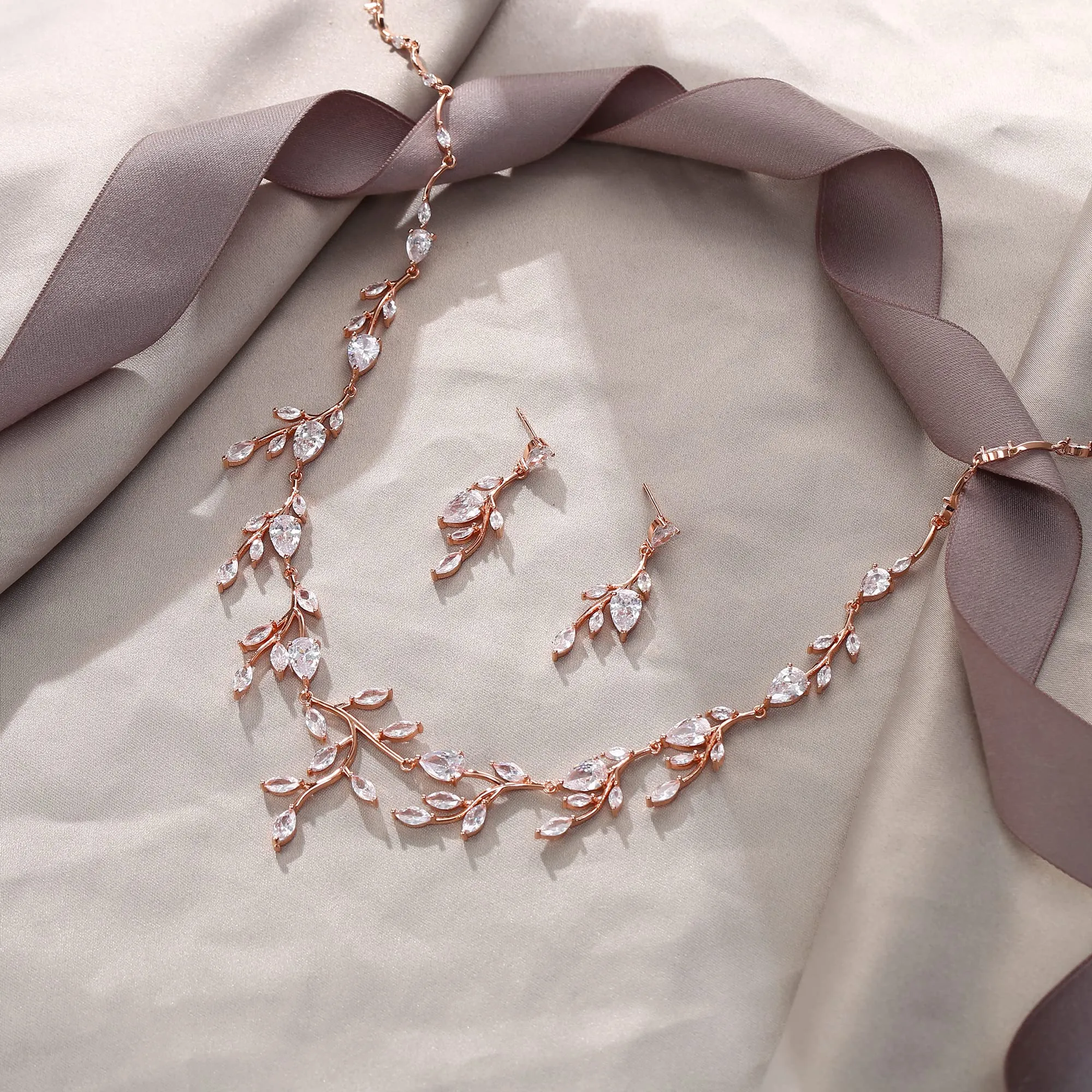 EVER FAITH Set Collana e Orecchini con Zirconia Cubica a Forma di Pera e Foglia, Trasparente Rosa Oro - immagine 4