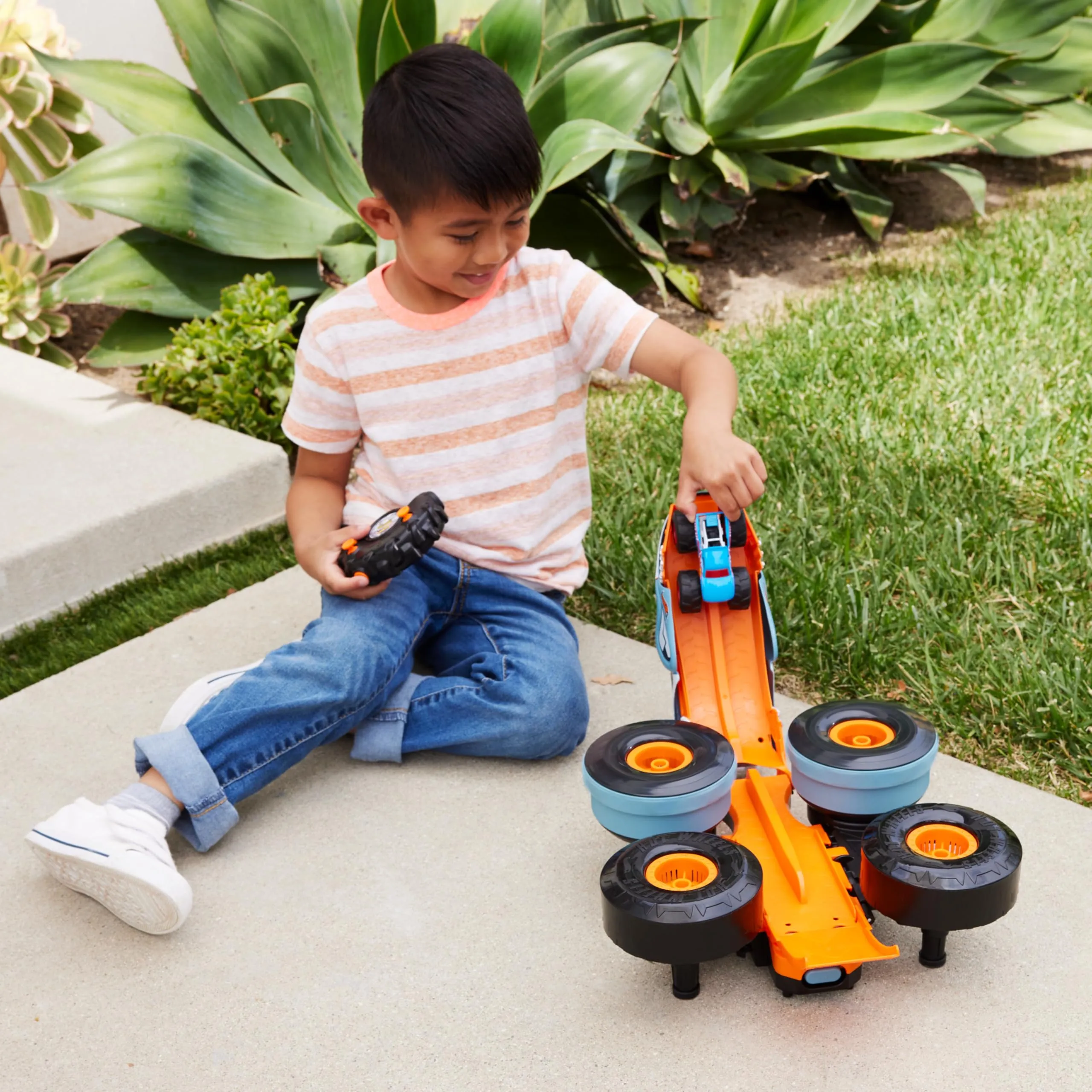 Hot Wheels Monster Trucks HW Rhinomite Trasformabile Radiocomandato - immagine 2