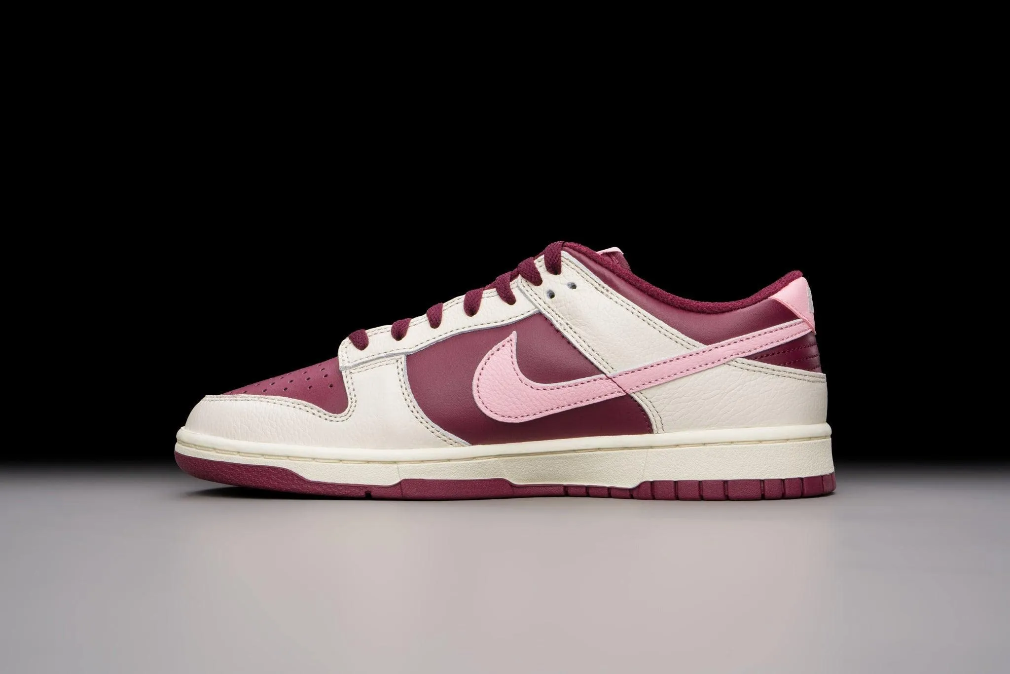 Nike Air Jordan 1 Mid Women's Basketball Shoes - Pale Ivory Medium Pink Light Night Maroon - 44.5 EU - immagine 4