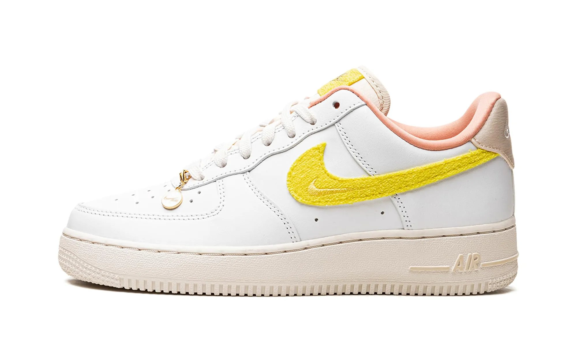 Nike Scarpe da Basket Donna, Bianco Giallo Strike Phantom, 41 EU - immagine 1