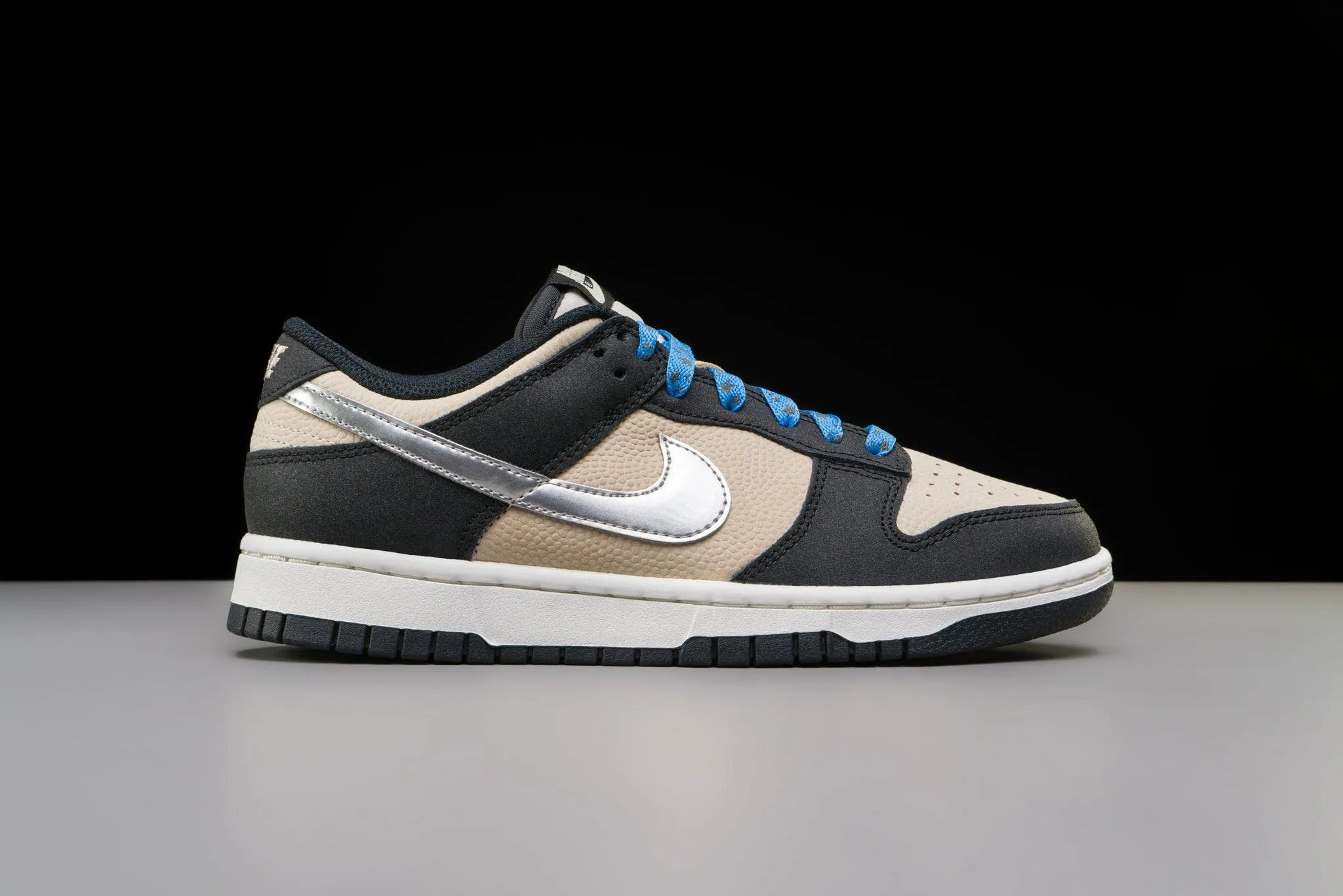 Nike Dunk Low Donna DZ4712 Light Bone Argento Metallizzato 39 EU - immagine 2