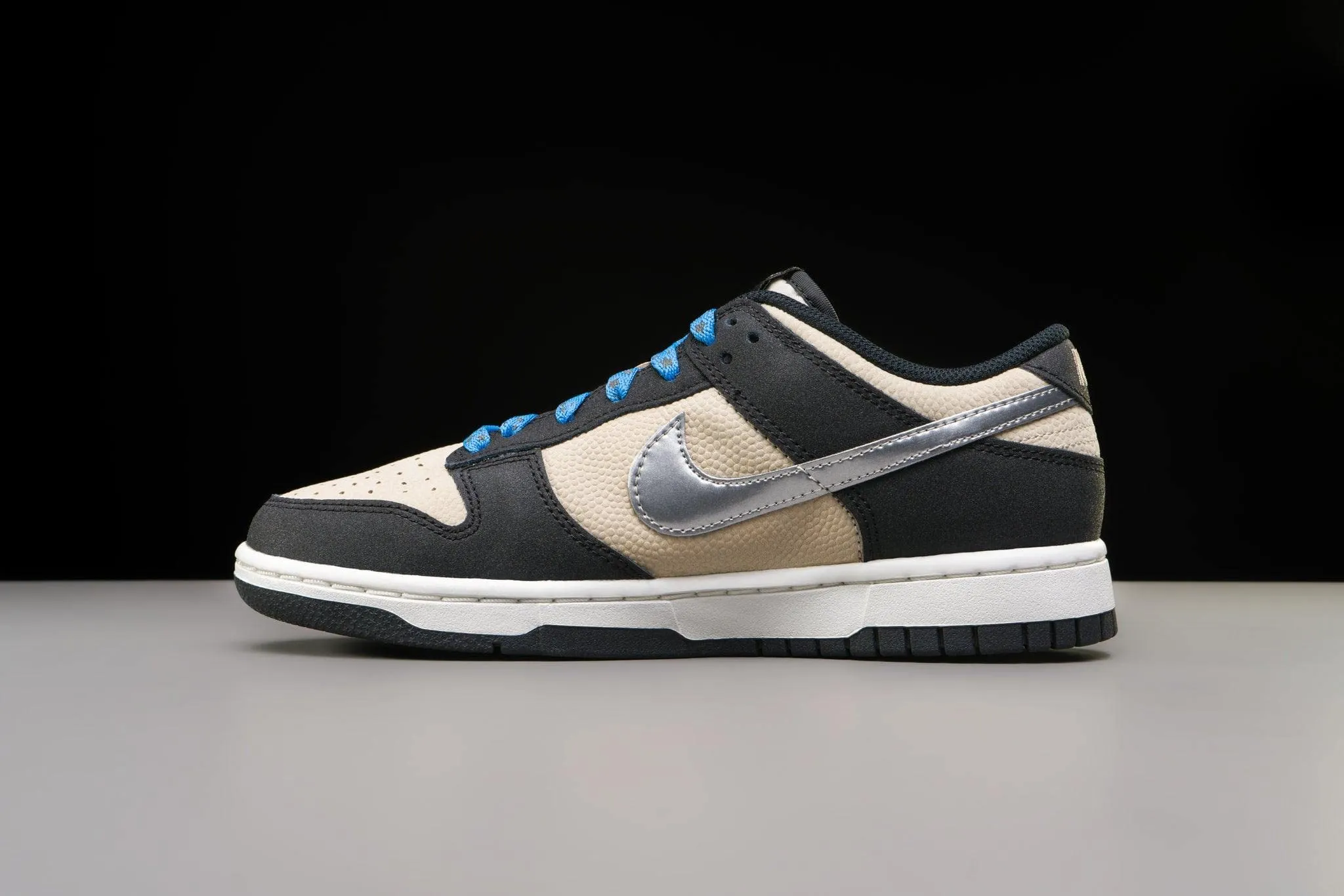 Nike Dunk Low Donna DZ4712 Light Bone Argento Metallizzato 39 EU - immagine 3