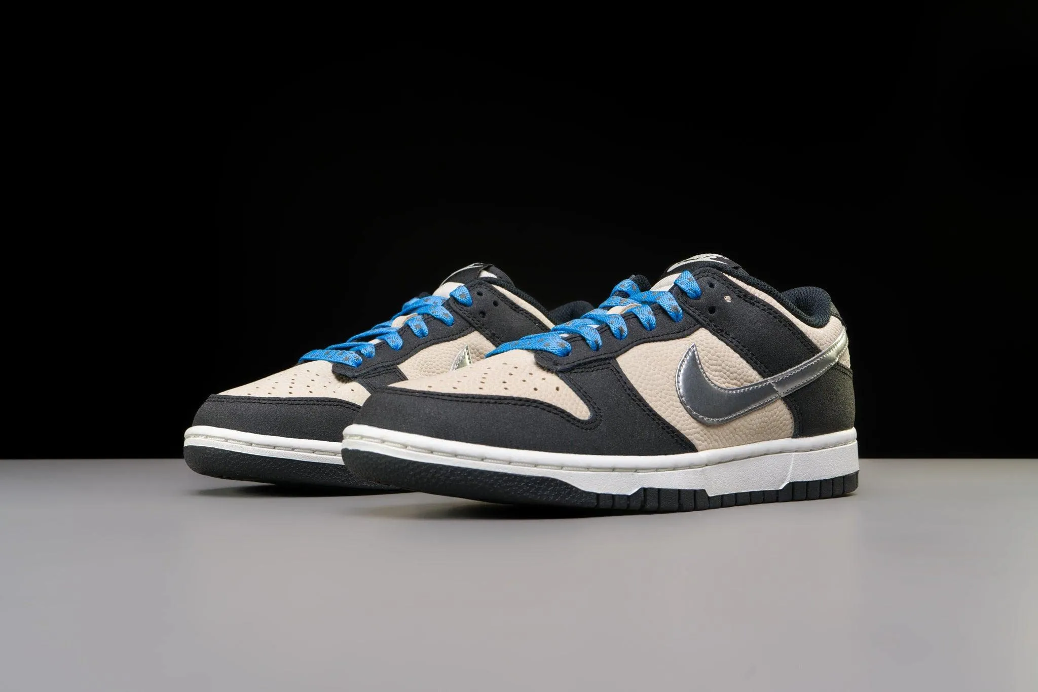 Nike Dunk Low Donna DZ4712 Light Bone Argento Metallizzato 39 EU - immagine 4