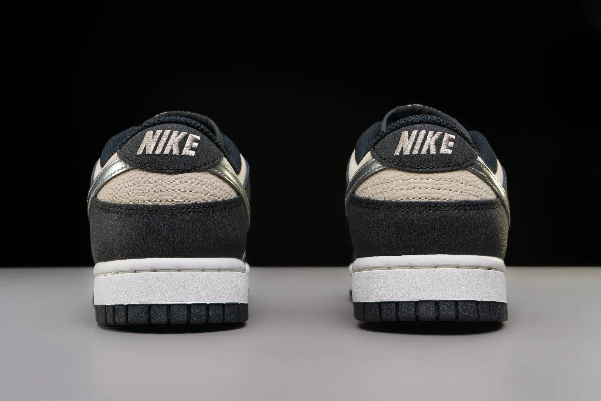 Nike Dunk Low Donna DZ4712 Light Bone Argento Metallizzato 39 EU - immagine 5