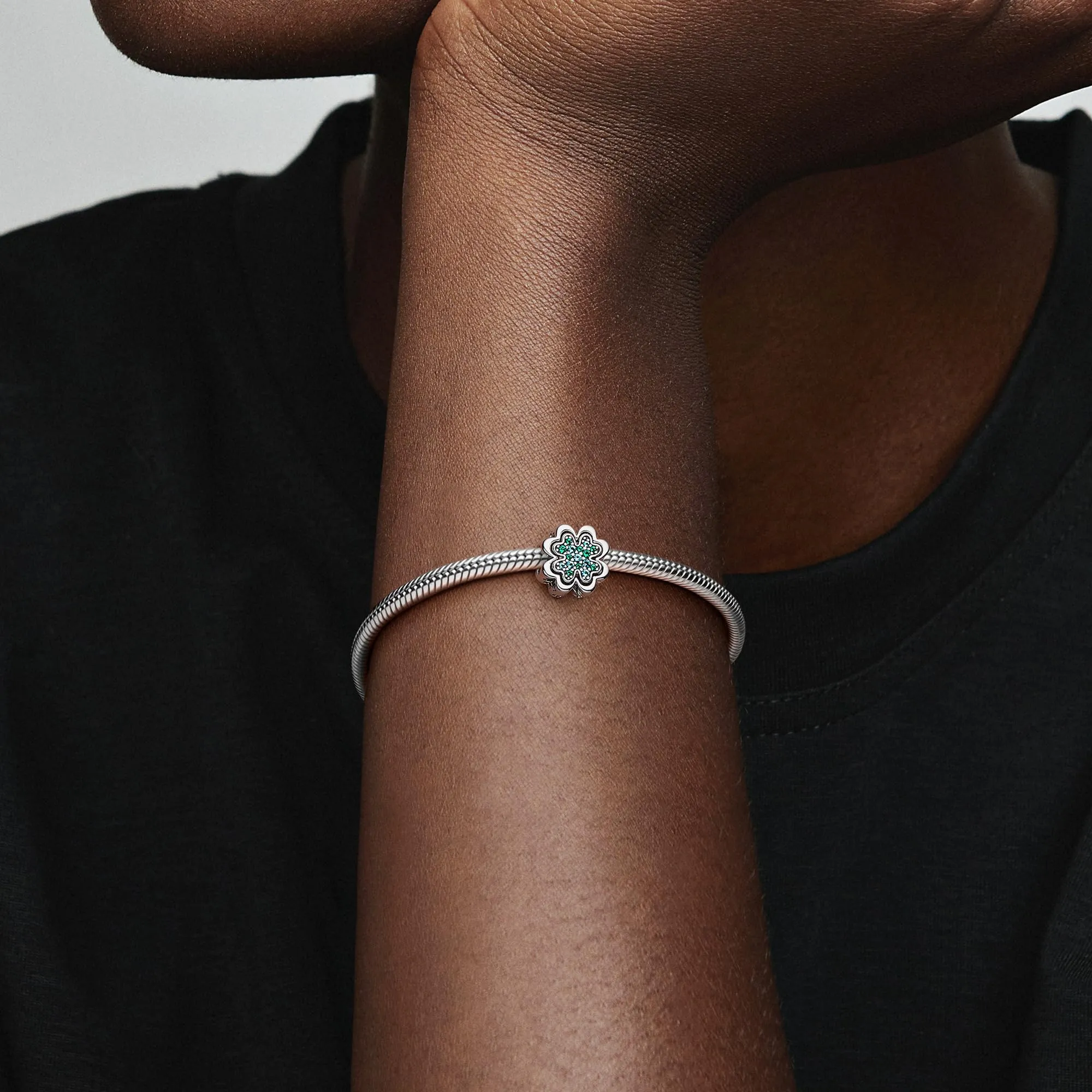 Pandora Moments Ciondolo a forma di trifoglio in argento sterling con cristalli verde ghiaccio e verde reale - immagine 5