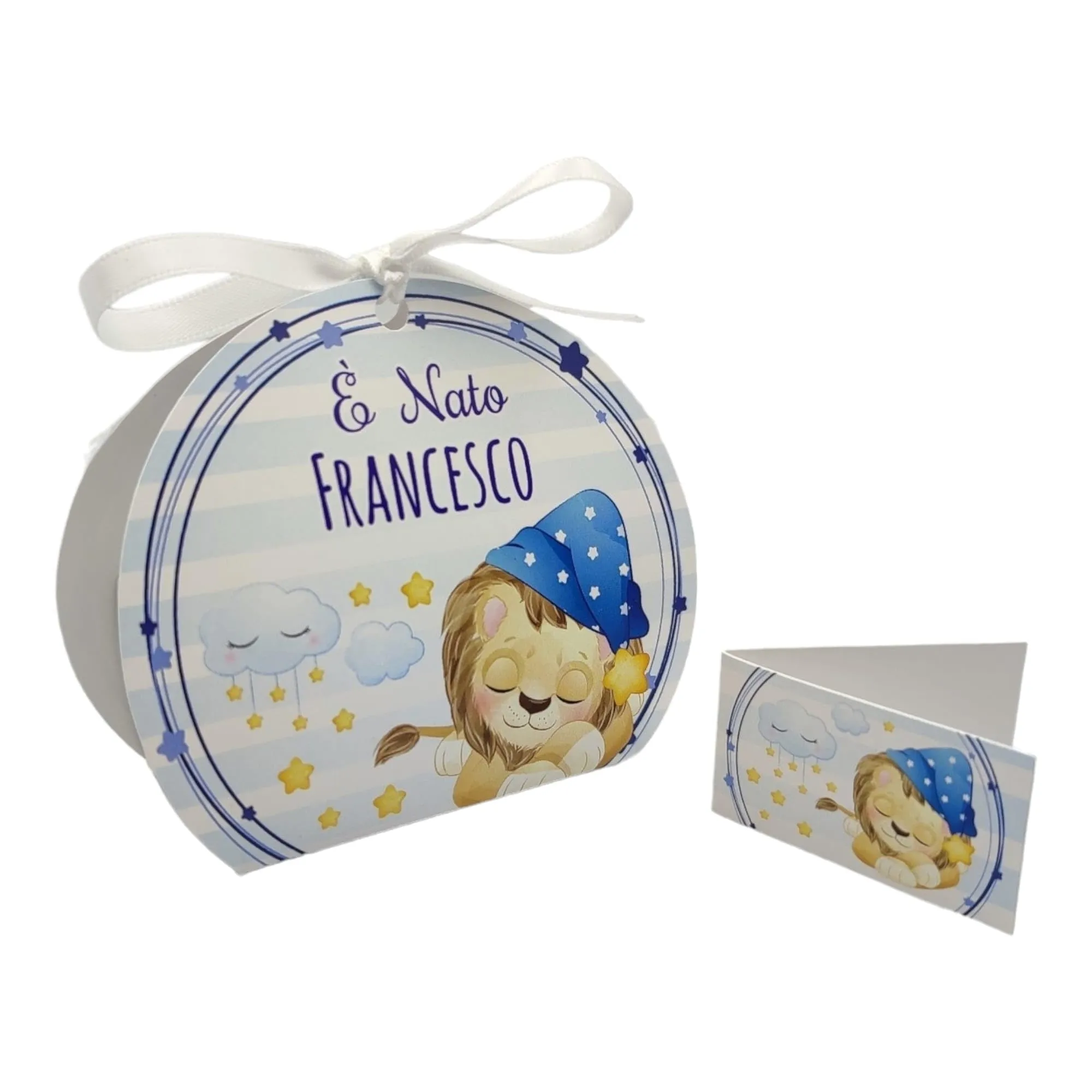 PV Grafik Scatoline Portaconfetti Nascita e Battesimo, Personalizzate con Bigliettino e Nastrino, 24+24 Pezzi, Leoncino e Stelle, 8x8,5x4 cm (Tunna56) - immagine 1