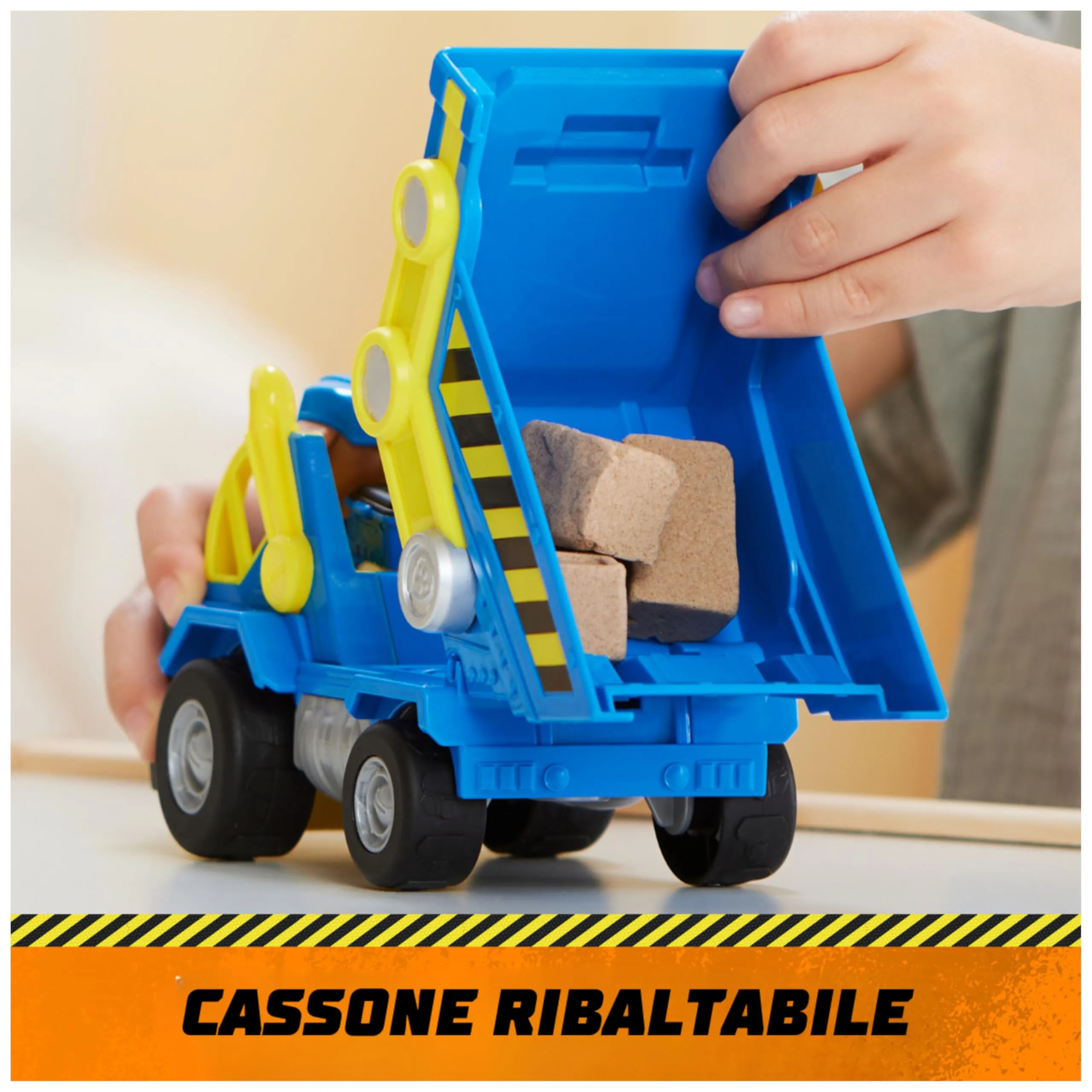 Rubble & Crew Veicolo da Lavoro di Wheeler, Camion Ribaltabile con Personaggio da Collezione - immagine 2