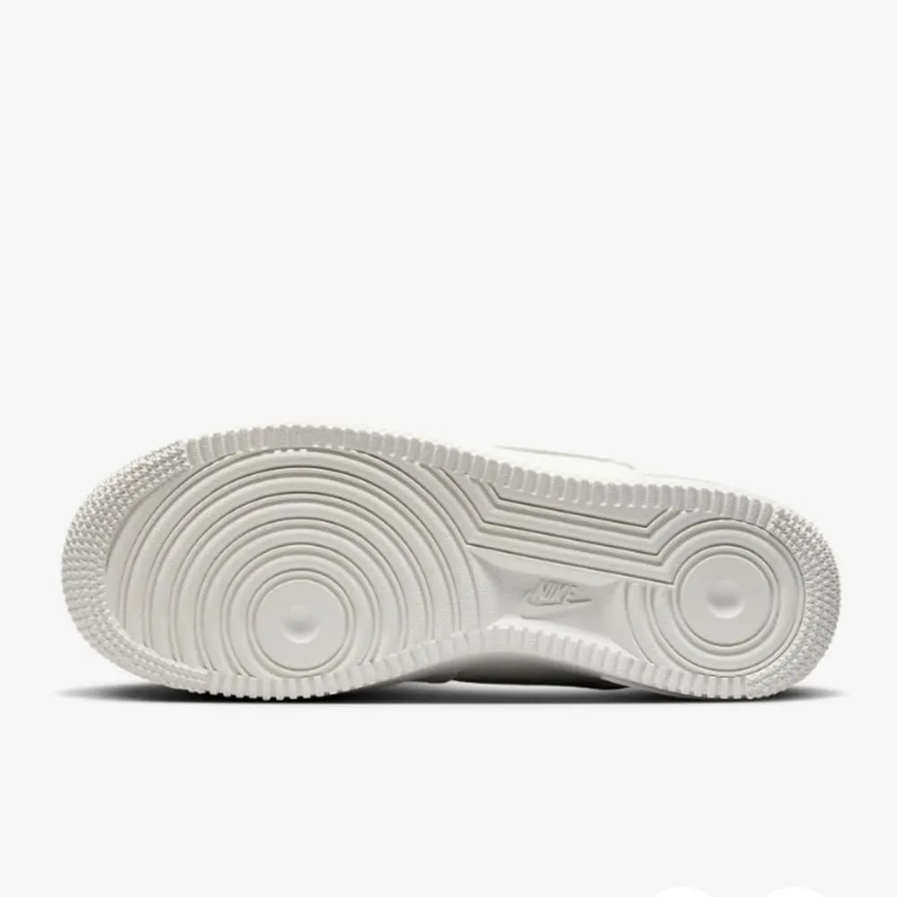 Nike Air Force 1 '07 LV8 da donna, 8.5 - immagine 4