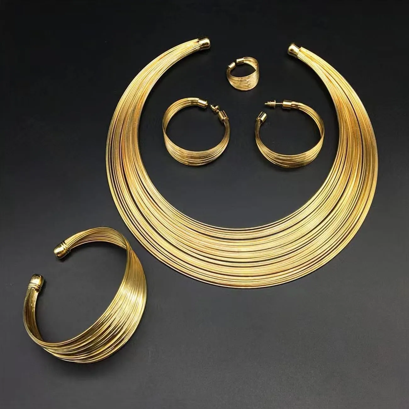TOEECY Set di Gioielli in Stile Africano 5 Pezzi Collana Choker, Bracciale, Orecchini e Anello - Oro - immagine 2