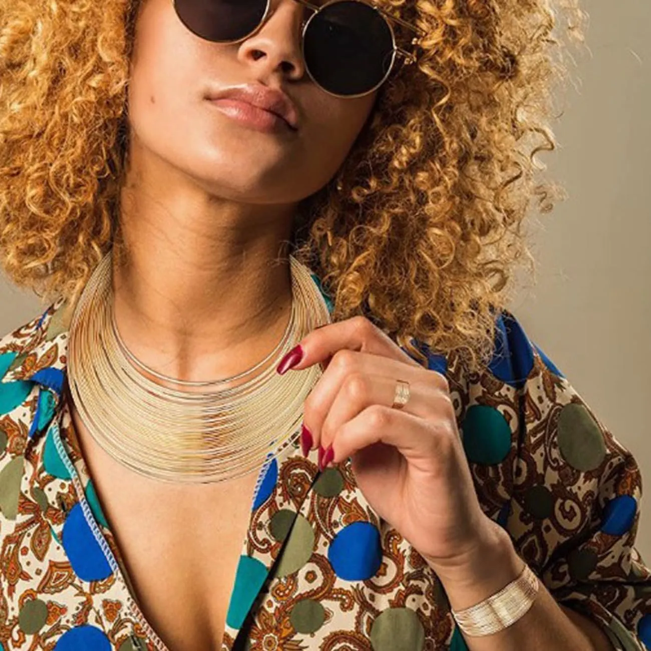 TOEECY Set di Gioielli in Stile Africano 5 Pezzi Collana Choker, Bracciale, Orecchini e Anello - Oro - immagine 6