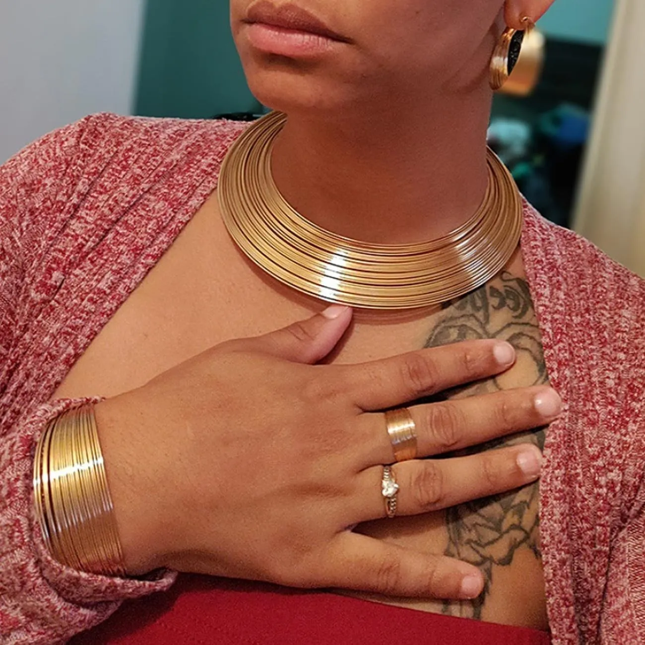 TOEECY Set di Gioielli in Stile Africano 5 Pezzi Collana Choker, Bracciale, Orecchini e Anello - Oro - immagine 9