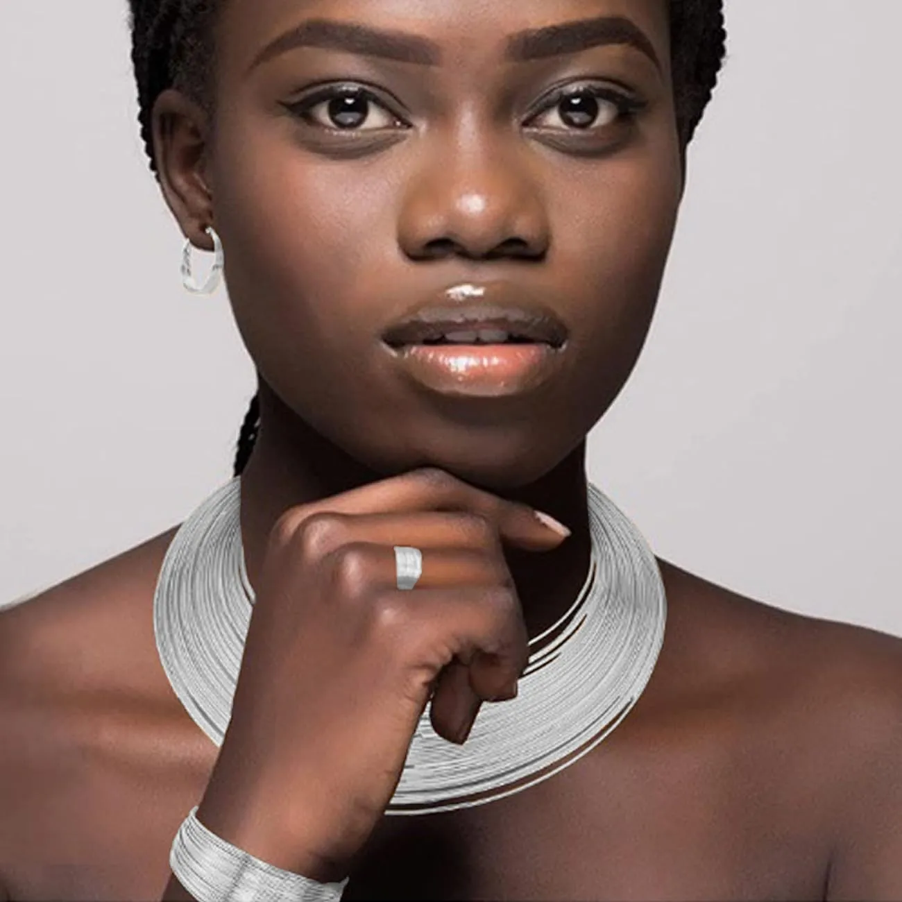 TOEECY Set Gioielli Stile Africano 5 Pezzi - Collana Choker, Bracciale, Orecchini e Anello (Argento) - immagine 8