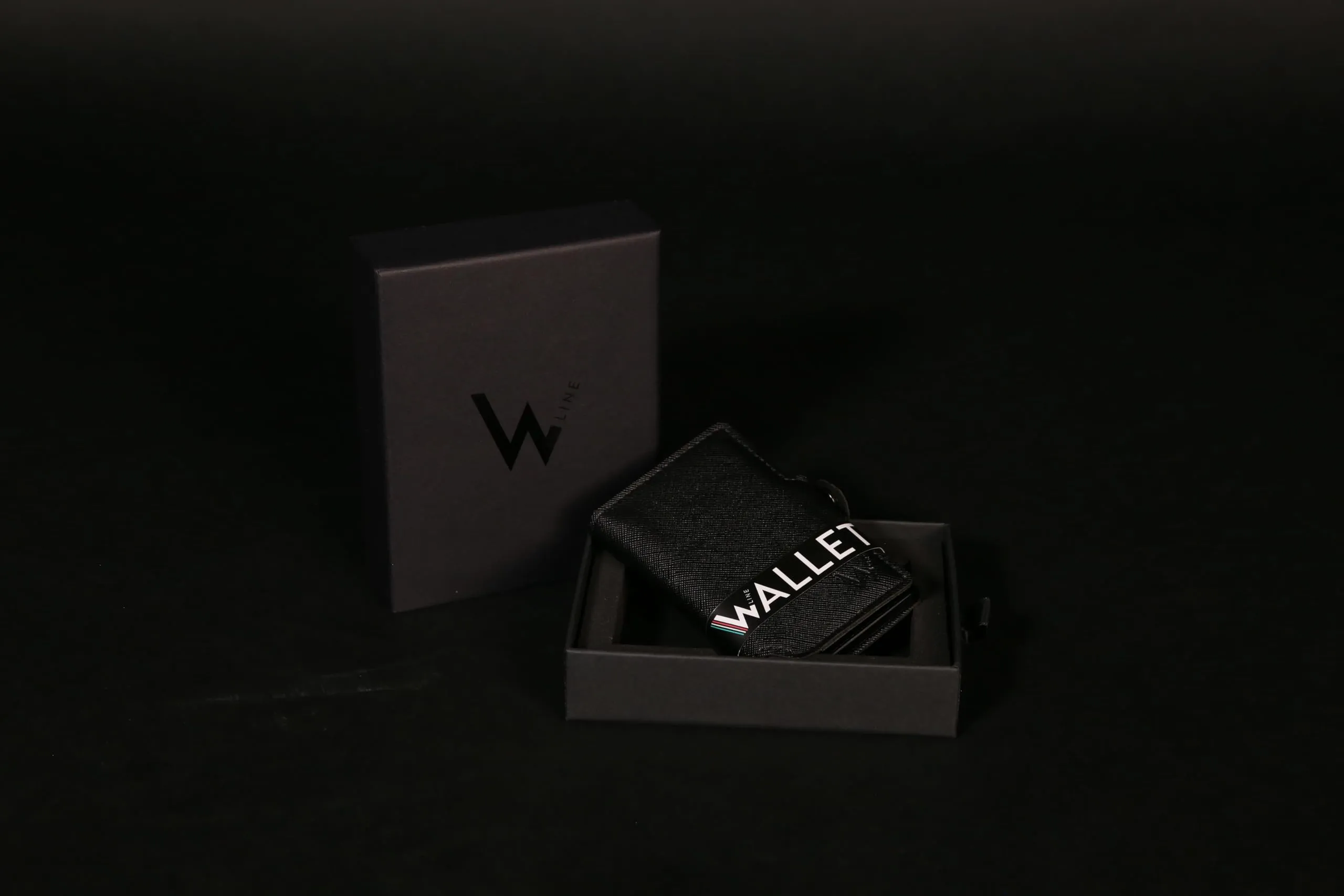 WLine Portafoglio Uomo Slim RFID in Pelle PU Saffiano con Zip - Nero Saffiano - immagine 8
