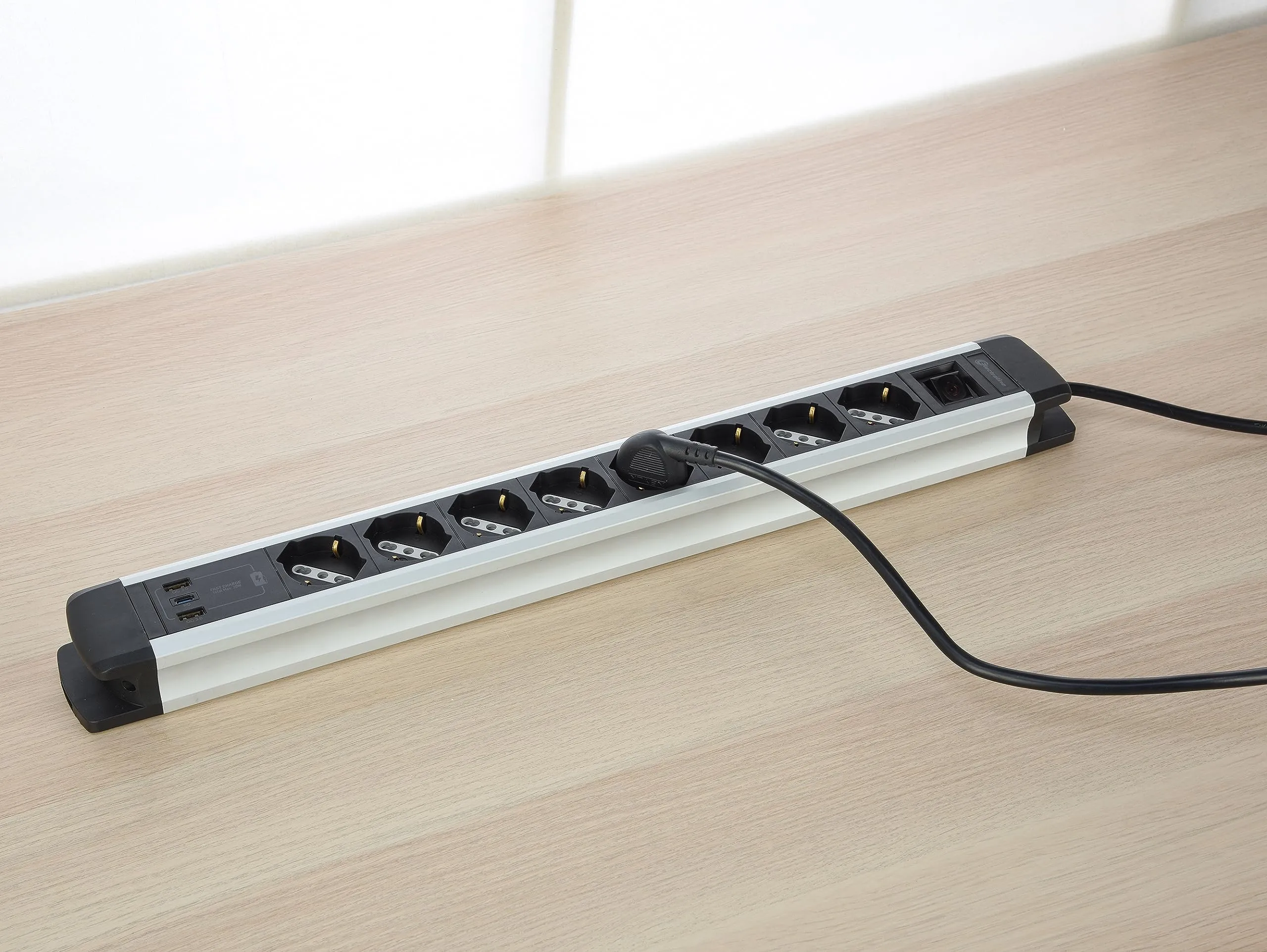 Electraline 61922 Alu-Line Multipresa 8 Posti Polivalenti, Schuko + 10/16 A, 3 USB (2 USB-A 3.0A + 1 USB-C 20W PD), Interruttore Luminoso, 2m, Alluminio - immagine 4