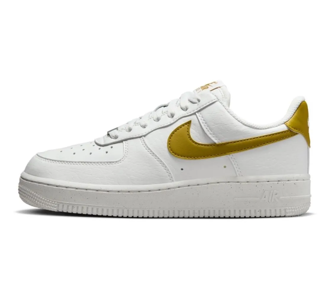 Nike WMNS Air Force 1 '07 SE - Summit White / Bronzine / Meta - immagine 1