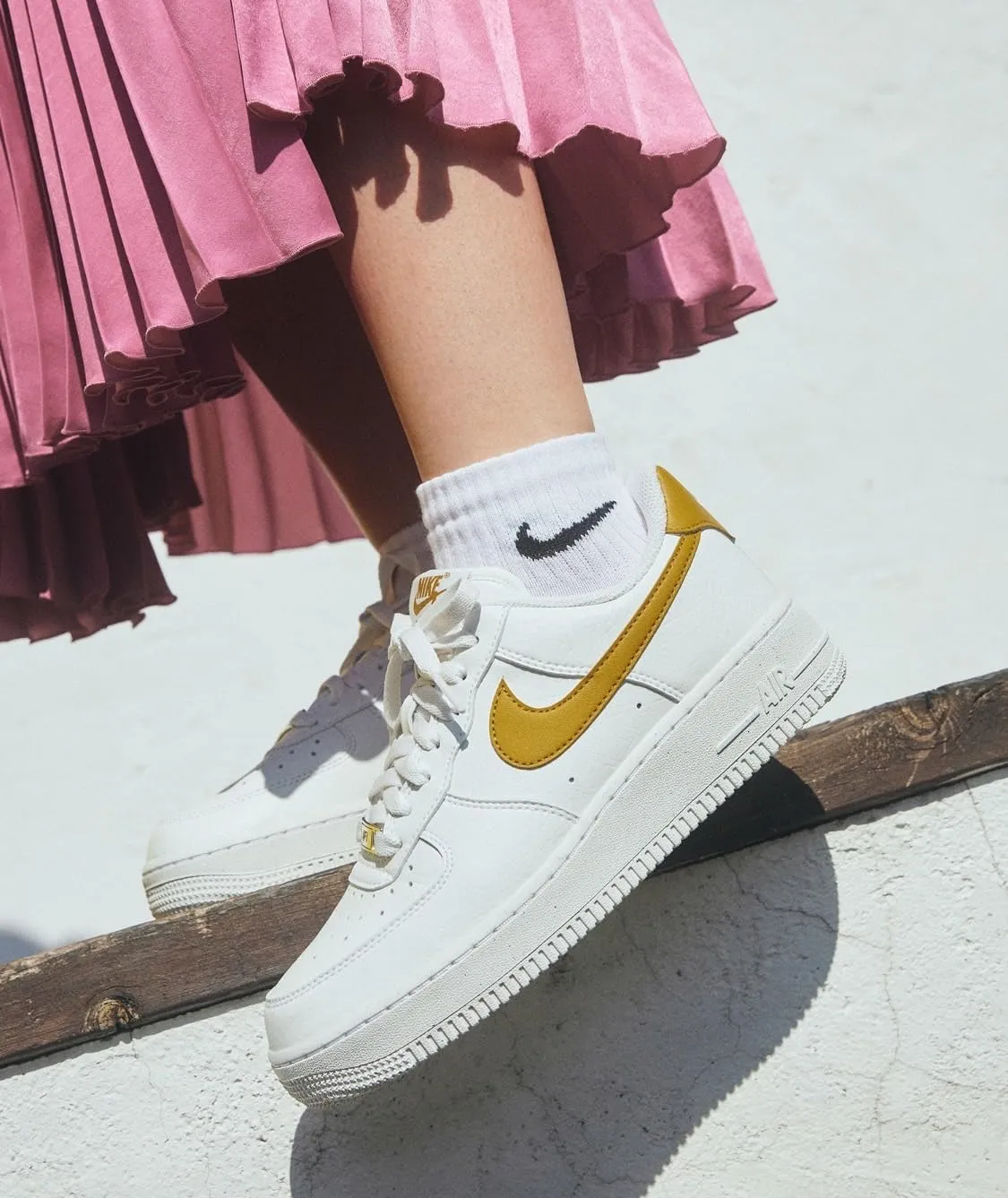 Nike WMNS Air Force 1 '07 SE - Summit White / Bronzine / Meta - immagine 2
