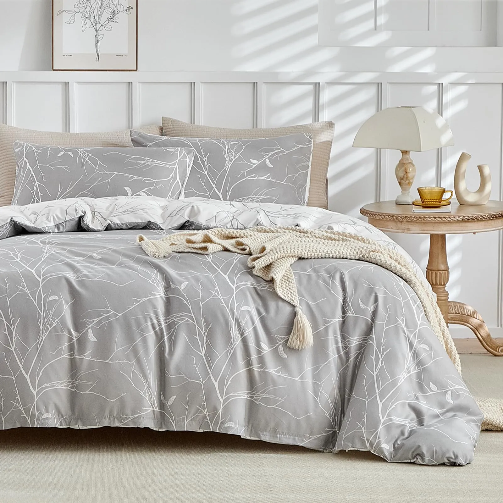Tokokimo Set Copripiumino Matrimoniale 3 Pezzi in Microfibra, 240x220cm, Motivo Ramoscelli e Foglie, Grigio/Bianco - immagine 2