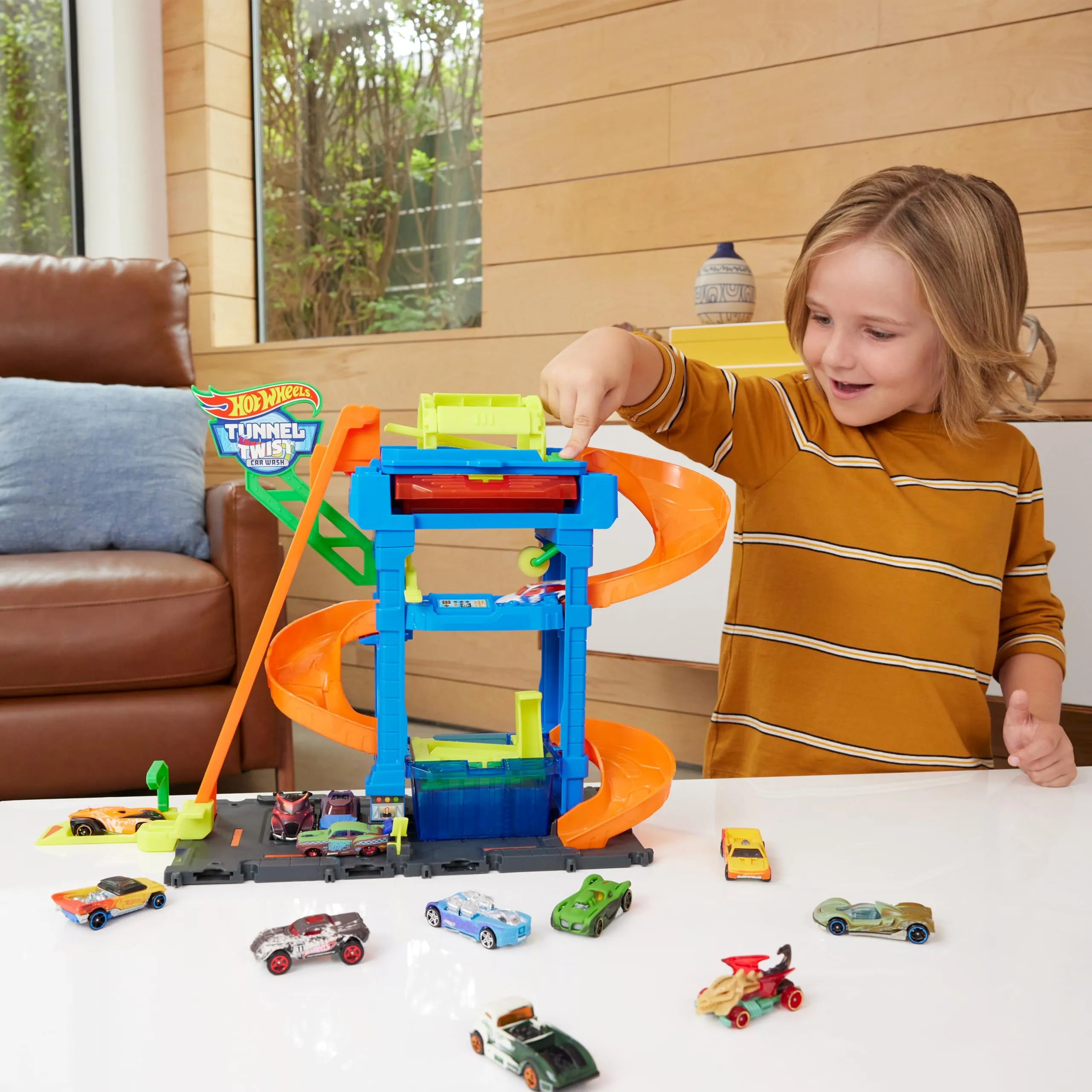 Hot Wheels Let's Race Netflix Autolavaggio con Tunnel Playset con Pista, include 1 veicolo 1:64 cambia-colore, HTN80 - immagine 2
