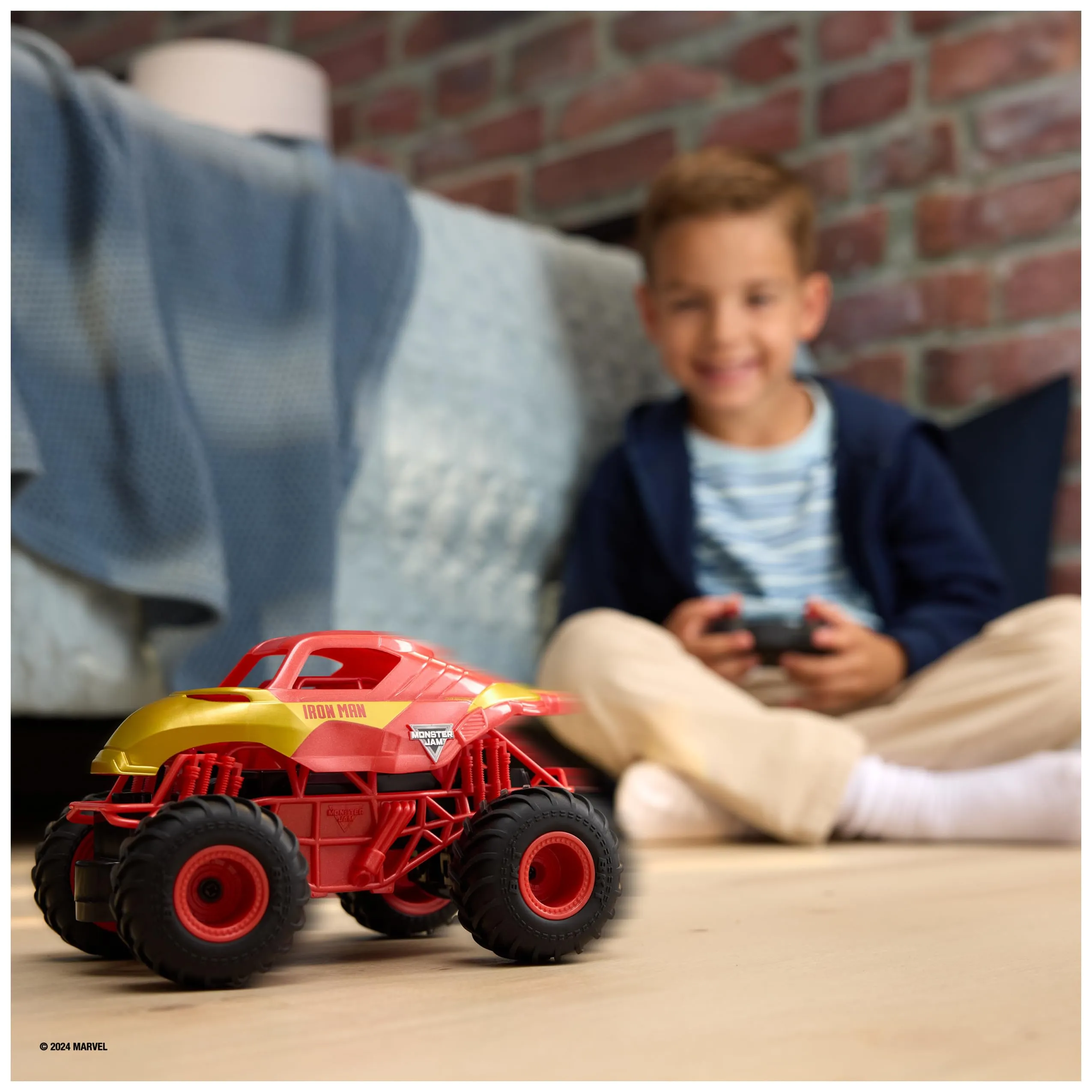 Monster Jam Marvel Iron Man RC Vehicle, Scala 1:24 - immagine 9