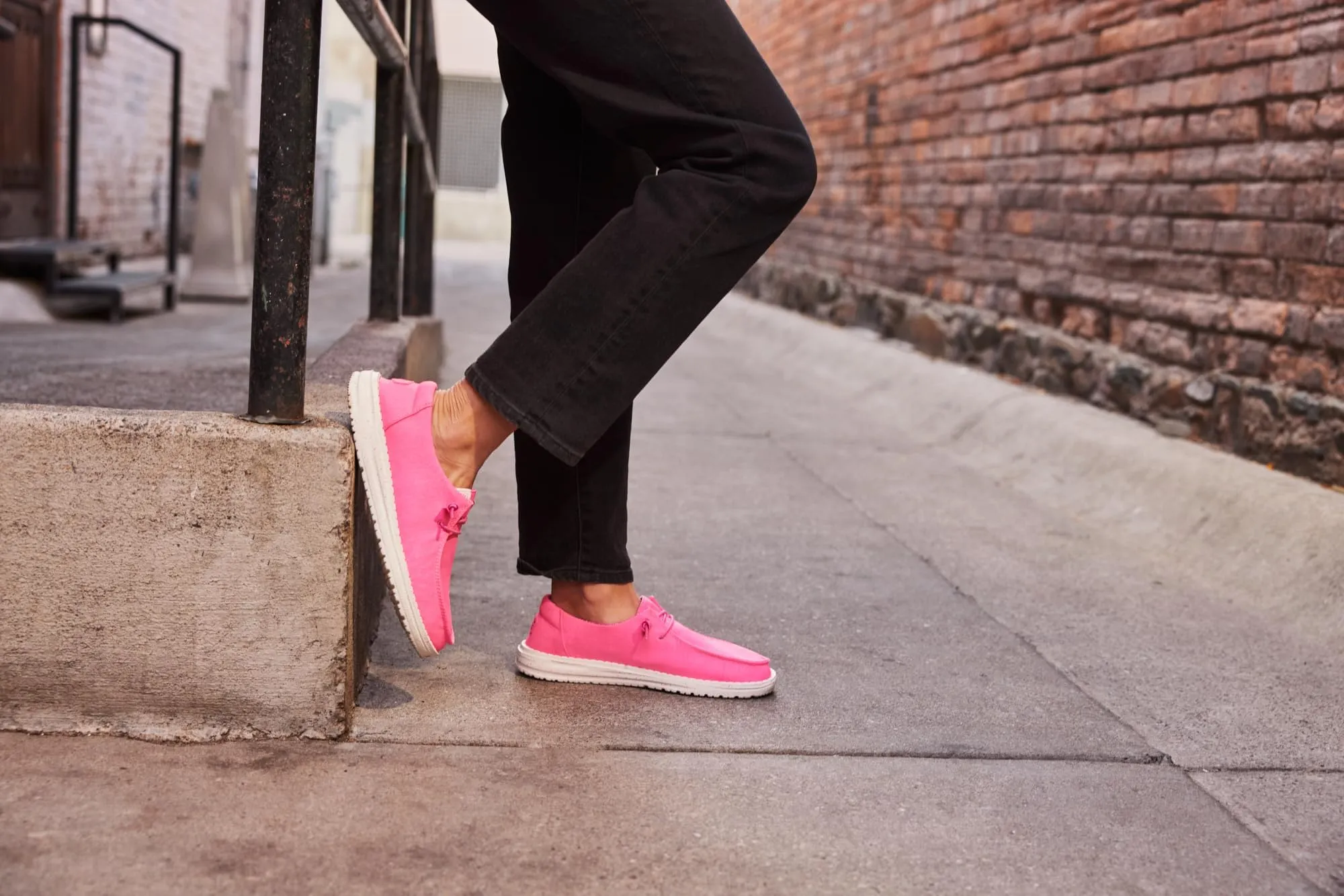 HEYDUDE Wendy Canvas Slip-On Sneakers, Neon Pink, 41 - immagine 2