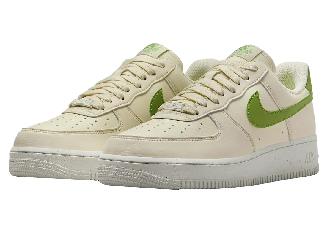 Nike Air Force 1 '07 NN DV3808-102, Latte di Cocco Clorofilla Vela Volt, 36 EU - immagine 2