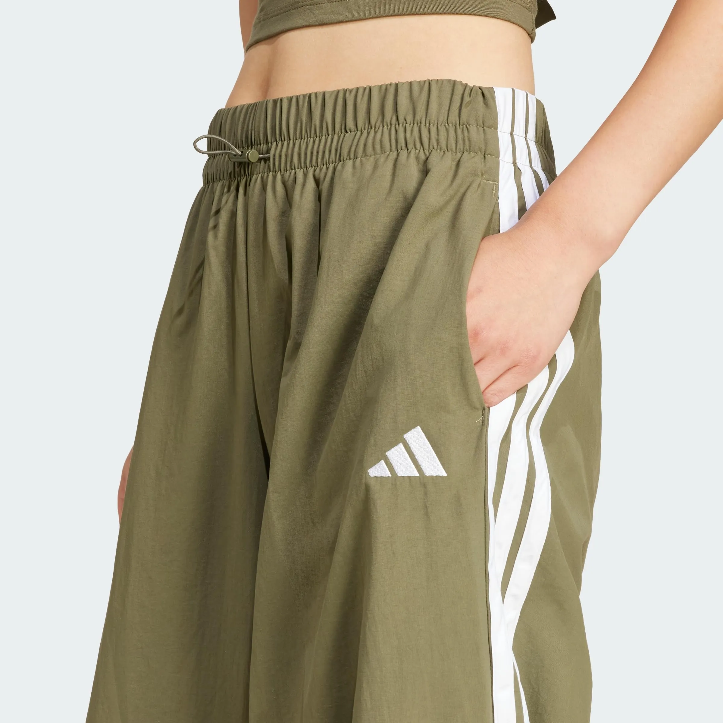 adidas Donna Essentials 3-Stripes Lifestyle Woven Parachute Pants, Olive Strata/White, L - immagine 2