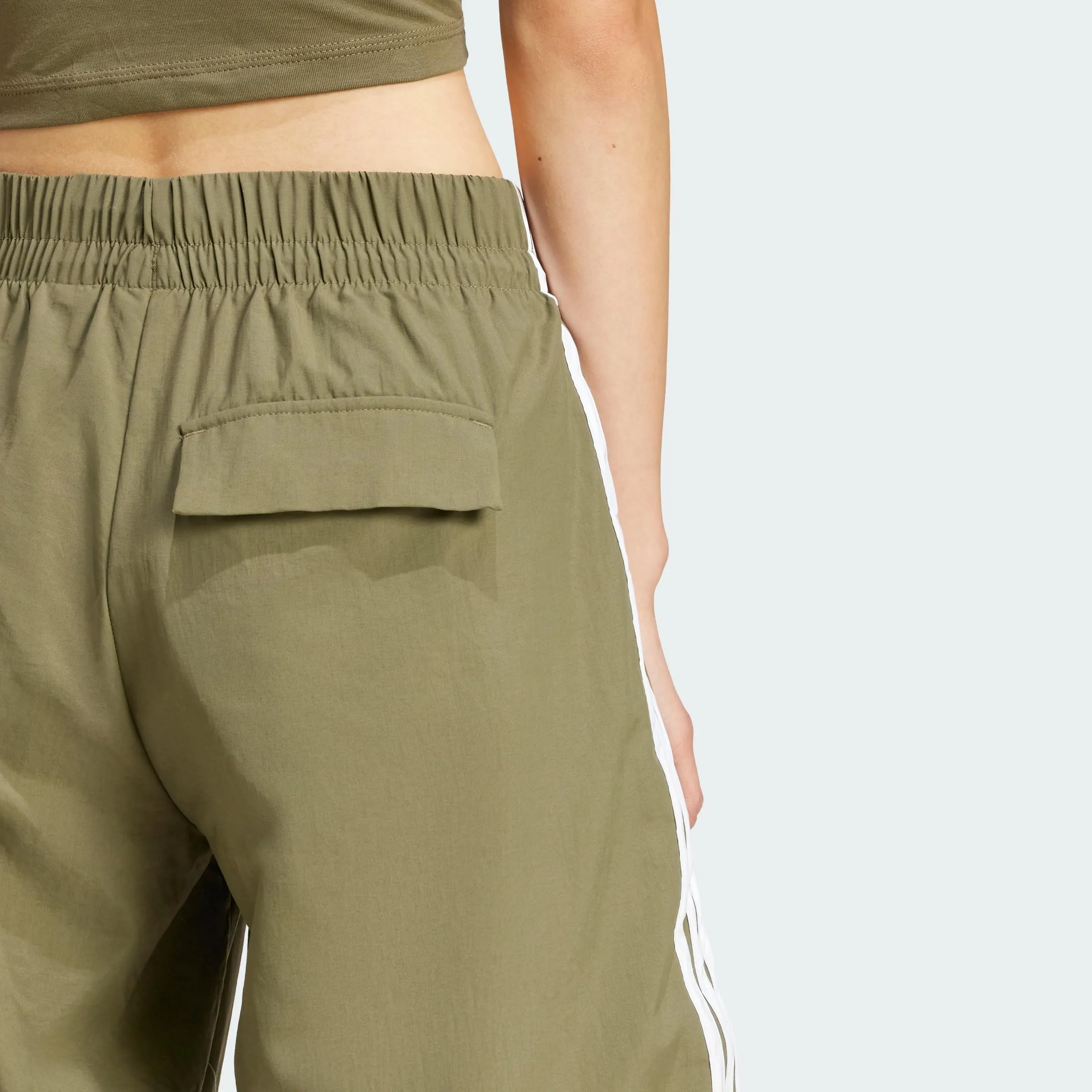 adidas Donna Essentials 3-Stripes Lifestyle Woven Parachute Pants, Olive Strata/White, L - immagine 3
