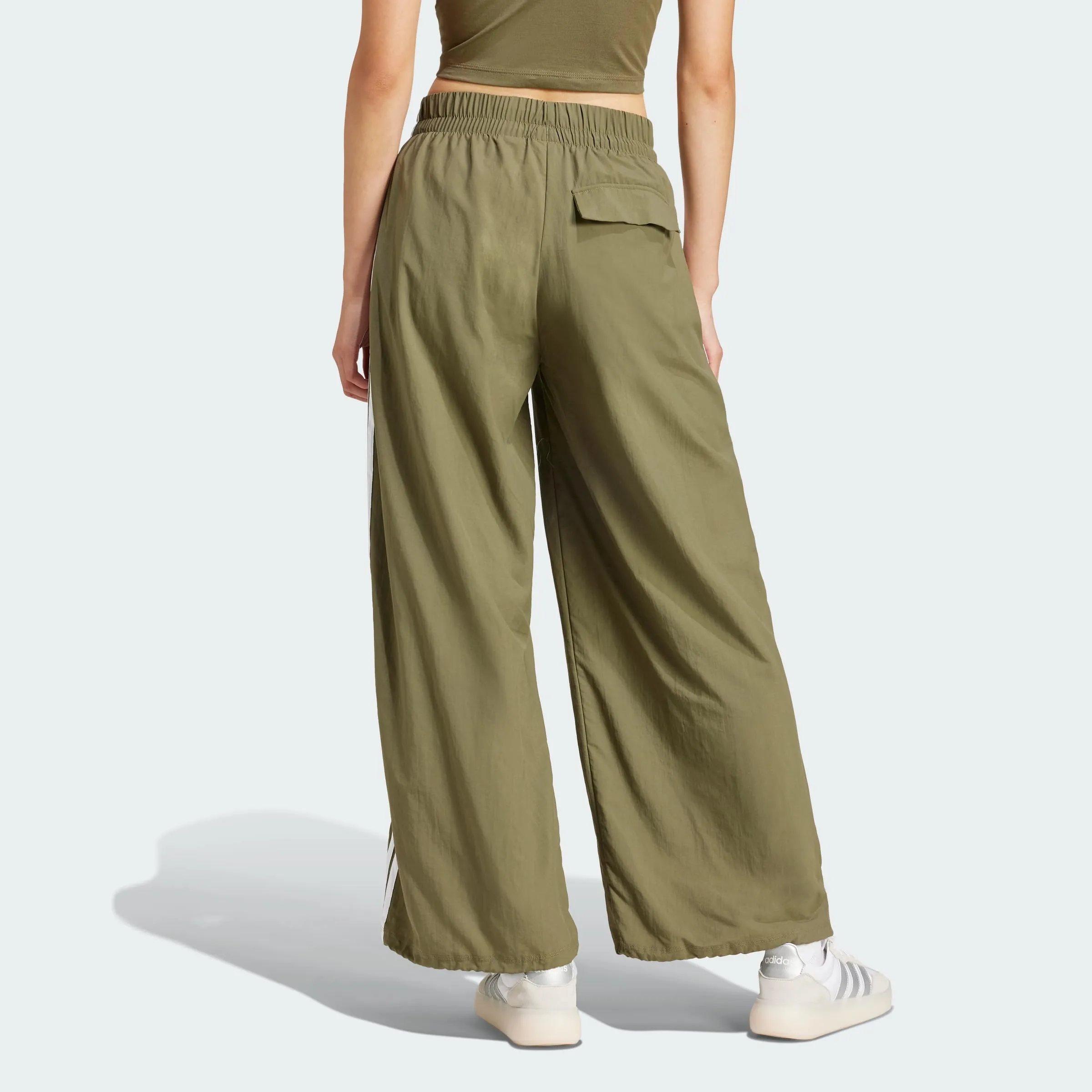adidas Donna Essentials 3-Stripes Lifestyle Woven Parachute Pants, Olive Strata/White, L - immagine 4