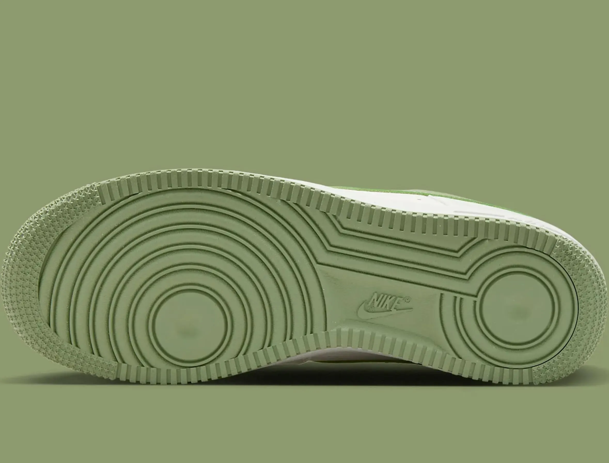 Nike Air Force 1 '07 Women's Shoes, 36.5 EU, Sail/Oil Green/Volt - immagine 9