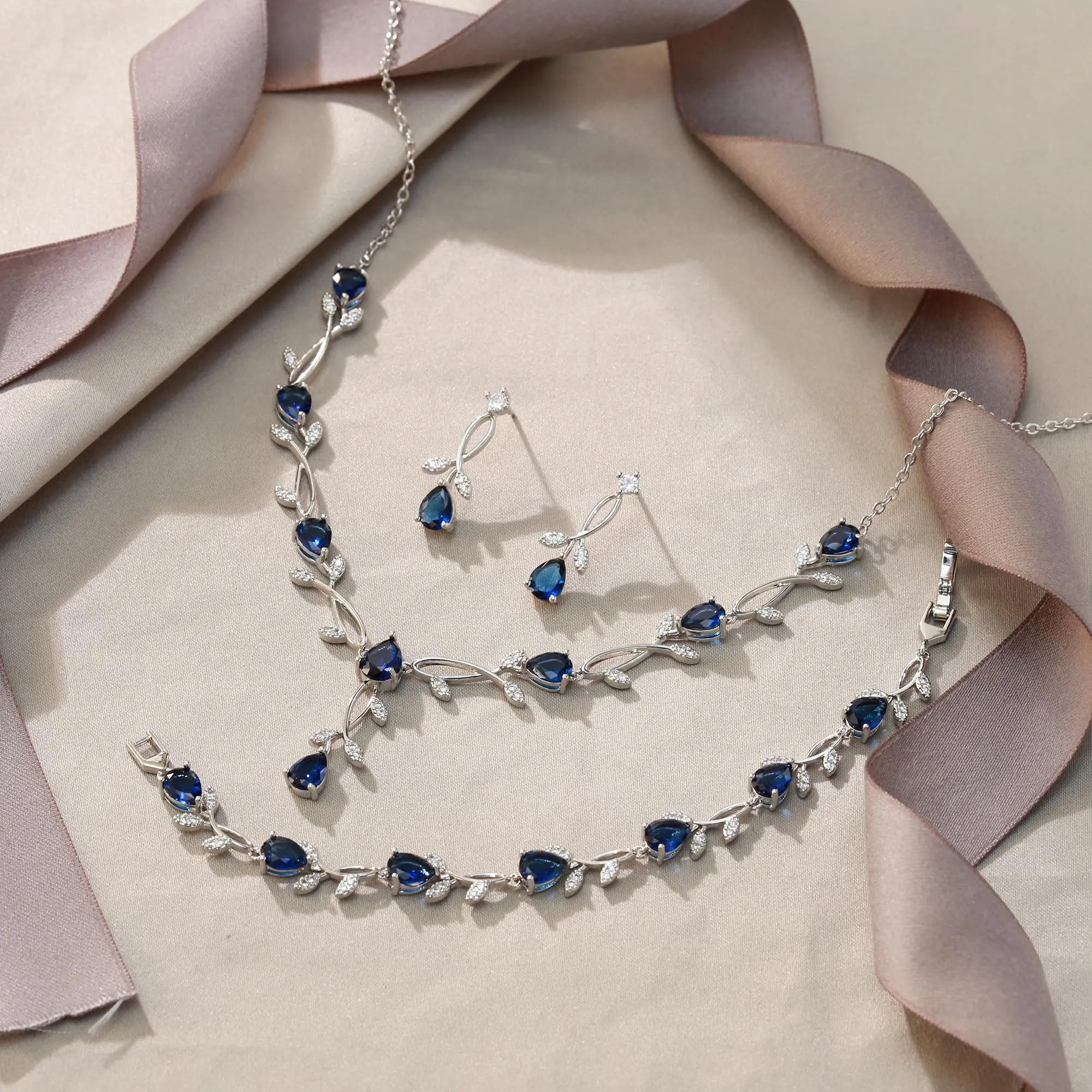 EVER FAITH Set di gioielli da sposa in Zirconia Cubica con foglia di vite, collana, orecchini e bracciale - immagine 4