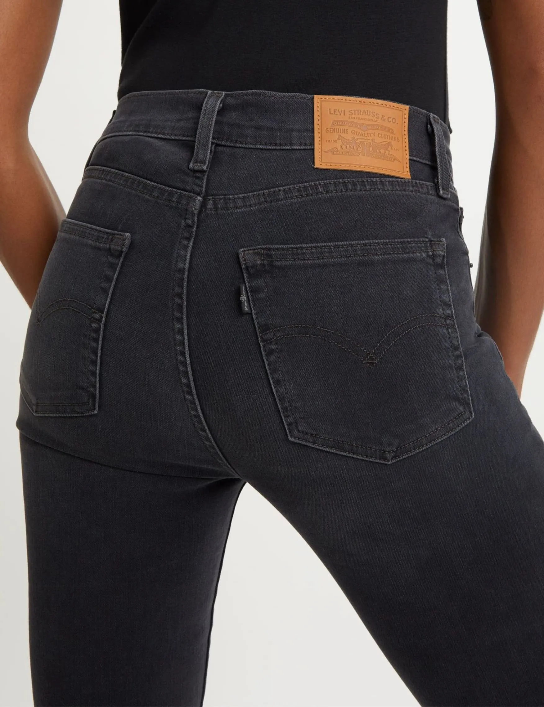 Levi's 724 High Rise Straight Jeans Donna, Nero (Never Forget), 25W / 32L - immagine 4
