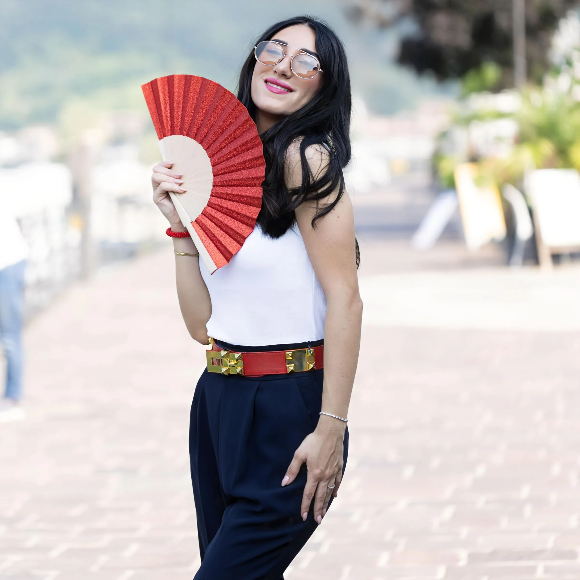 MAPIMANIA Ventaglio in Tessuto Glitter Rosso Pieghevole, 42 cm - immagine 3