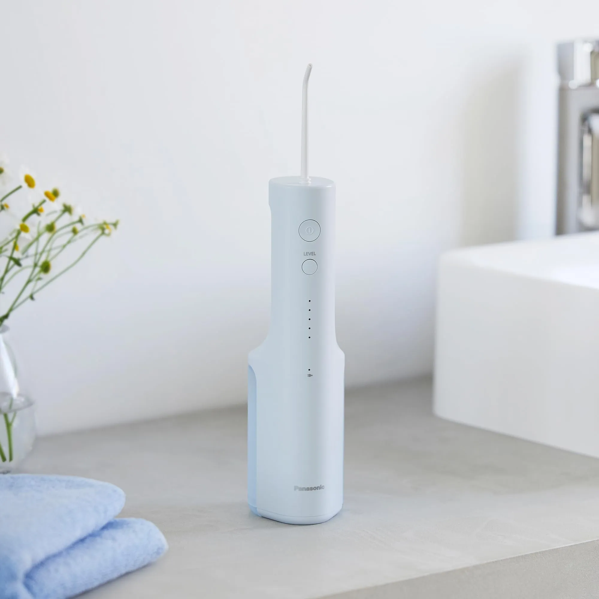 Panasonic Serie 300 Irrigatore Orale EW-DJ27-A303, Idropulsore Dentale, 200ml, IPX7, 4 Ugelli Standard, Blu - immagine 10