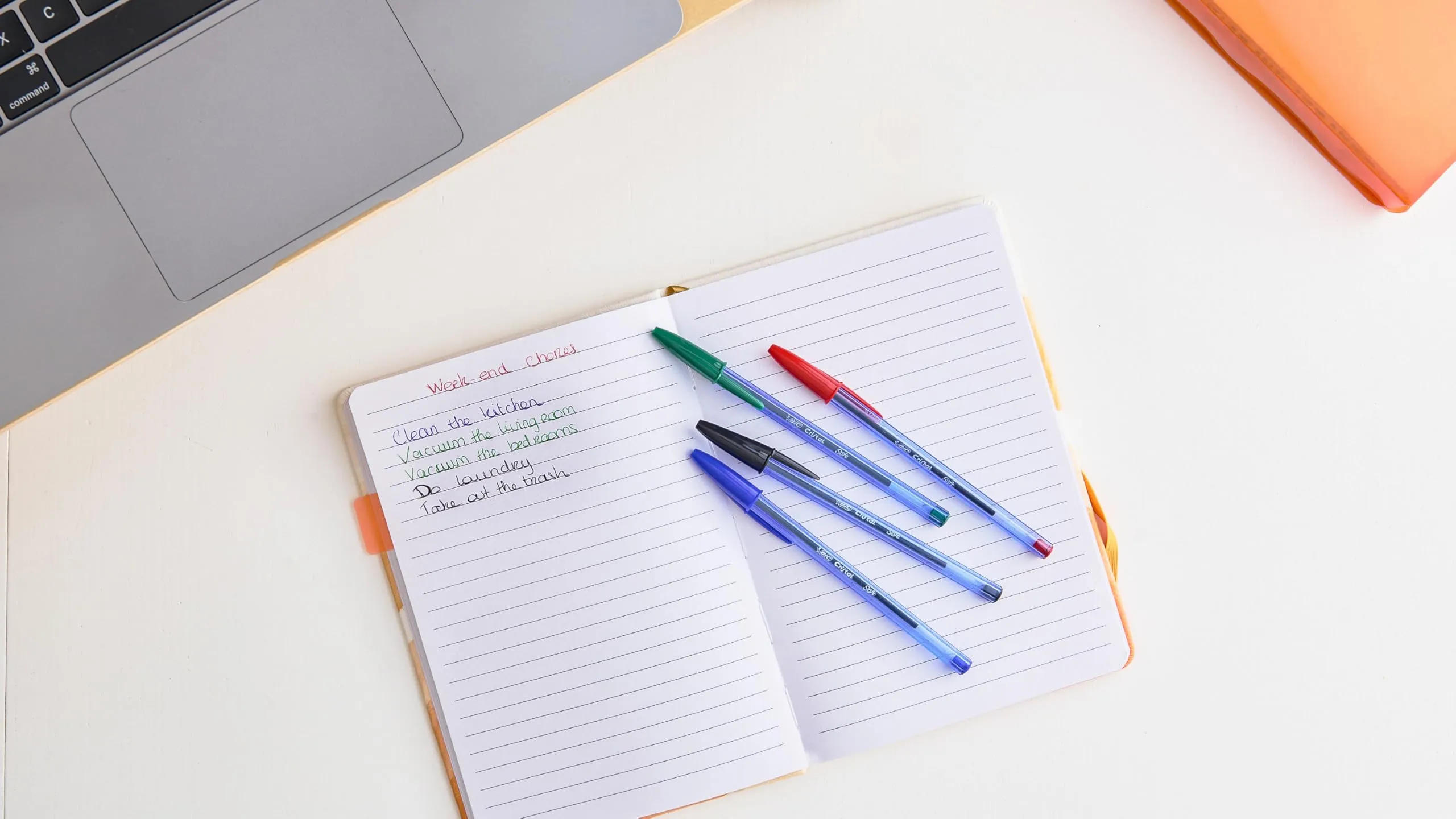 BIC Cristal Soft Penne a Sfera, Punta Media 1,2 mm, Inchiostro Softline, Colori Assortiti, Confezione da 10 - immagine 4